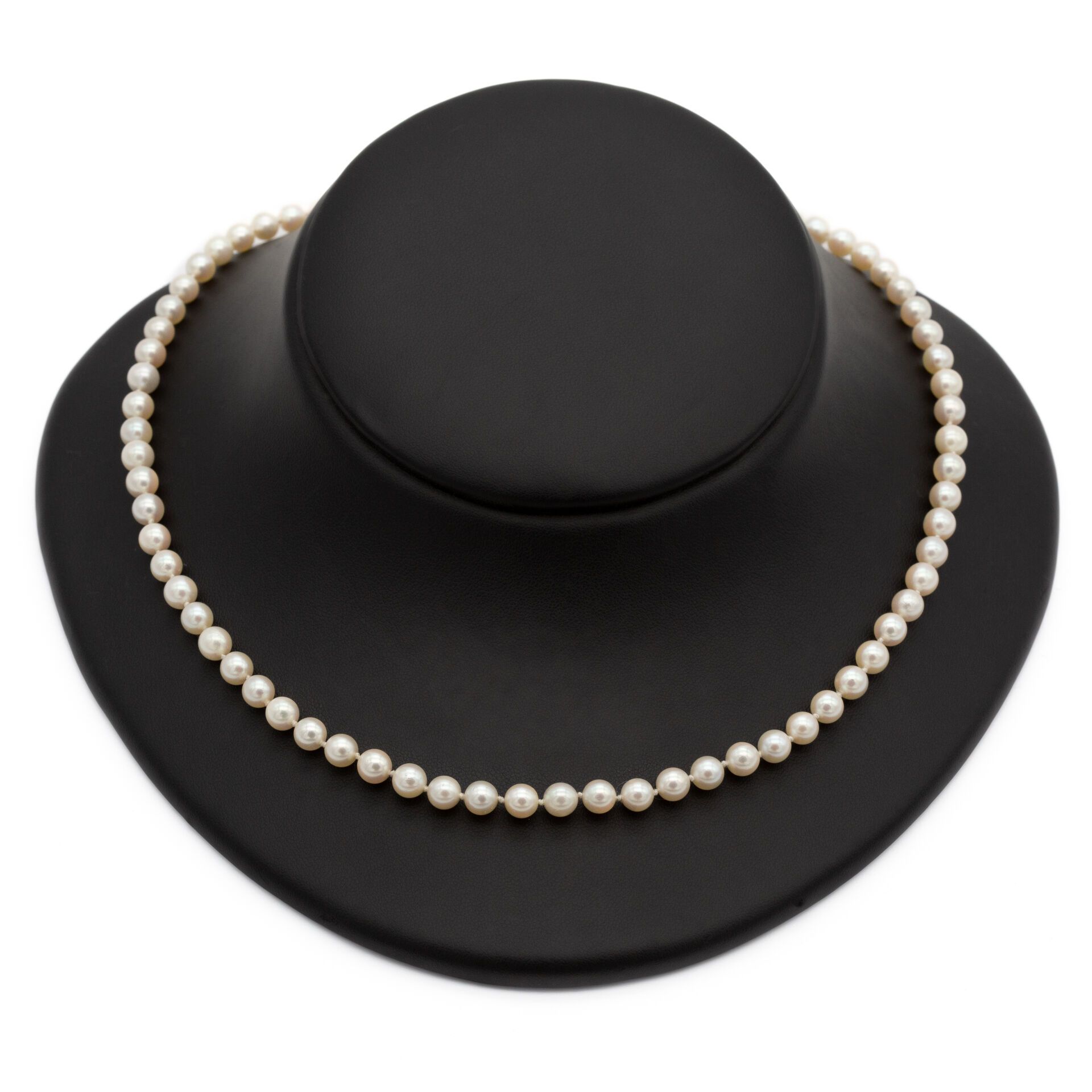 Null Collier un rang de perles de culture de même diamètre. Fermoir noeud en or &hellip;