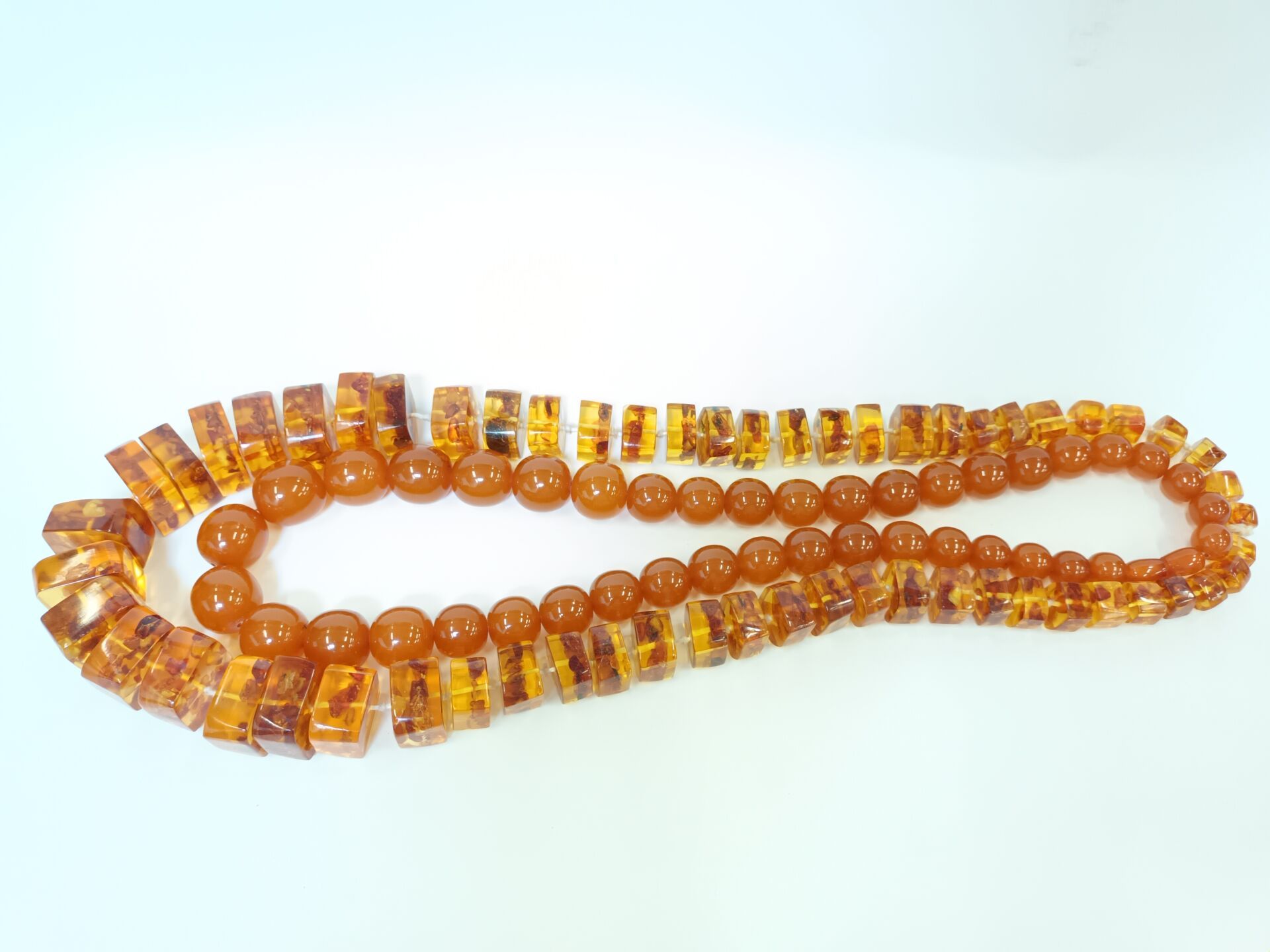 Null Deux colliers en ambre : perles d'ambre en chute poids : 88,80 g.
Cubes d'a&hellip;