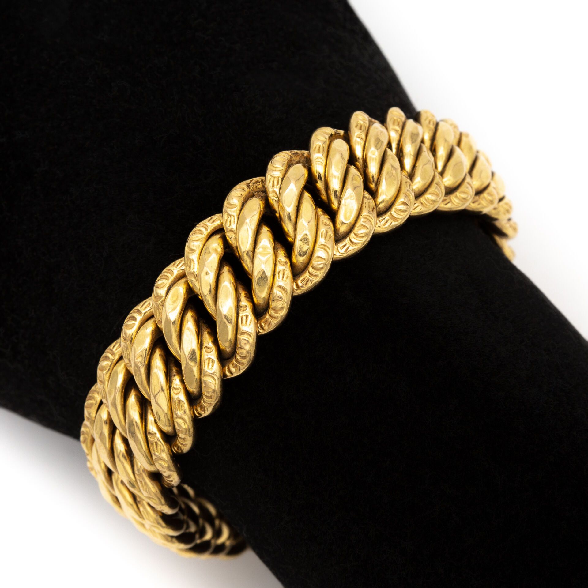 Null Bracelet en or jaune (750) 18K maille américaine.
Poids : 32,50 g. Avec cha&hellip;
