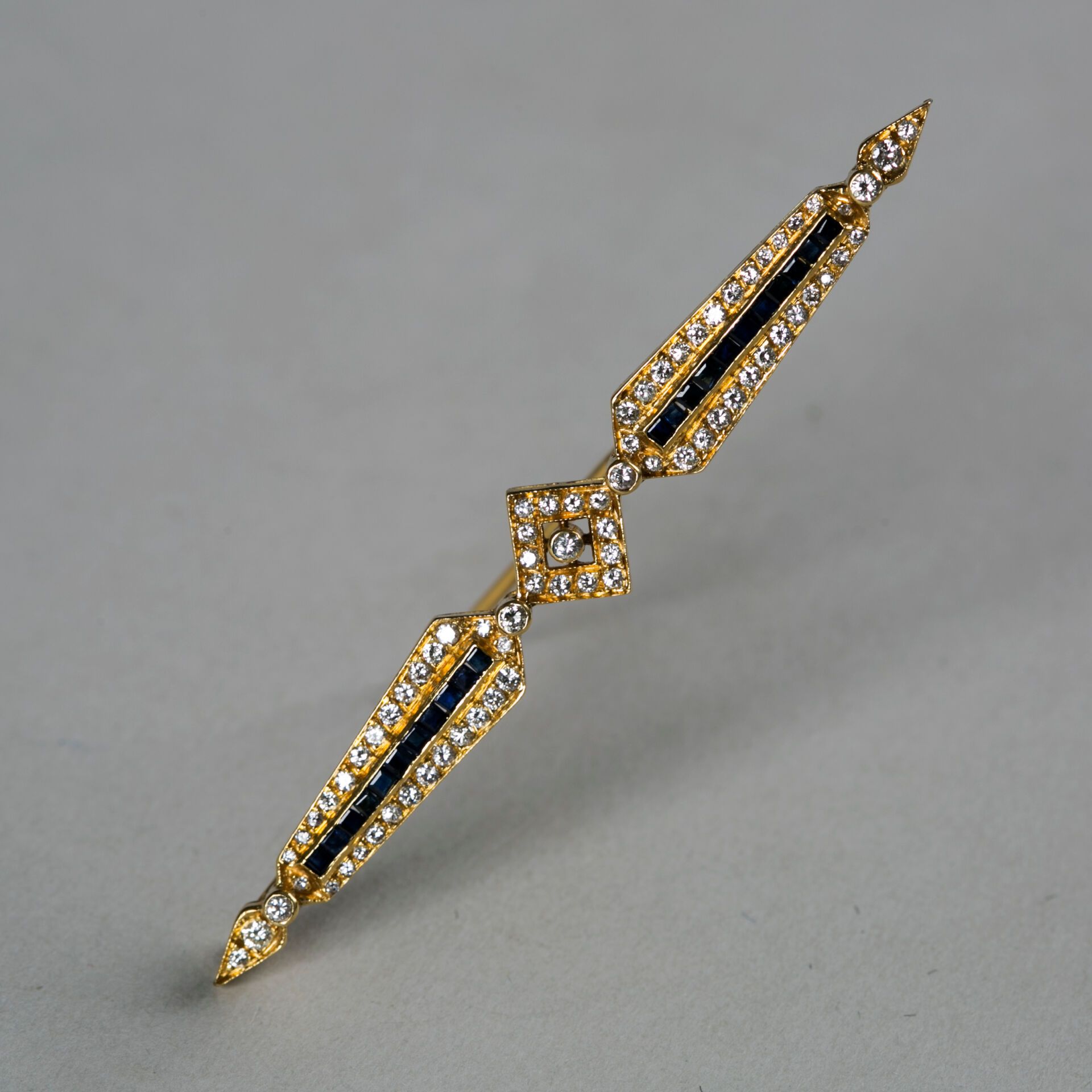 Null Broche barrette en or jaune 18k (750) à décor géométrique serti de diamants&hellip;