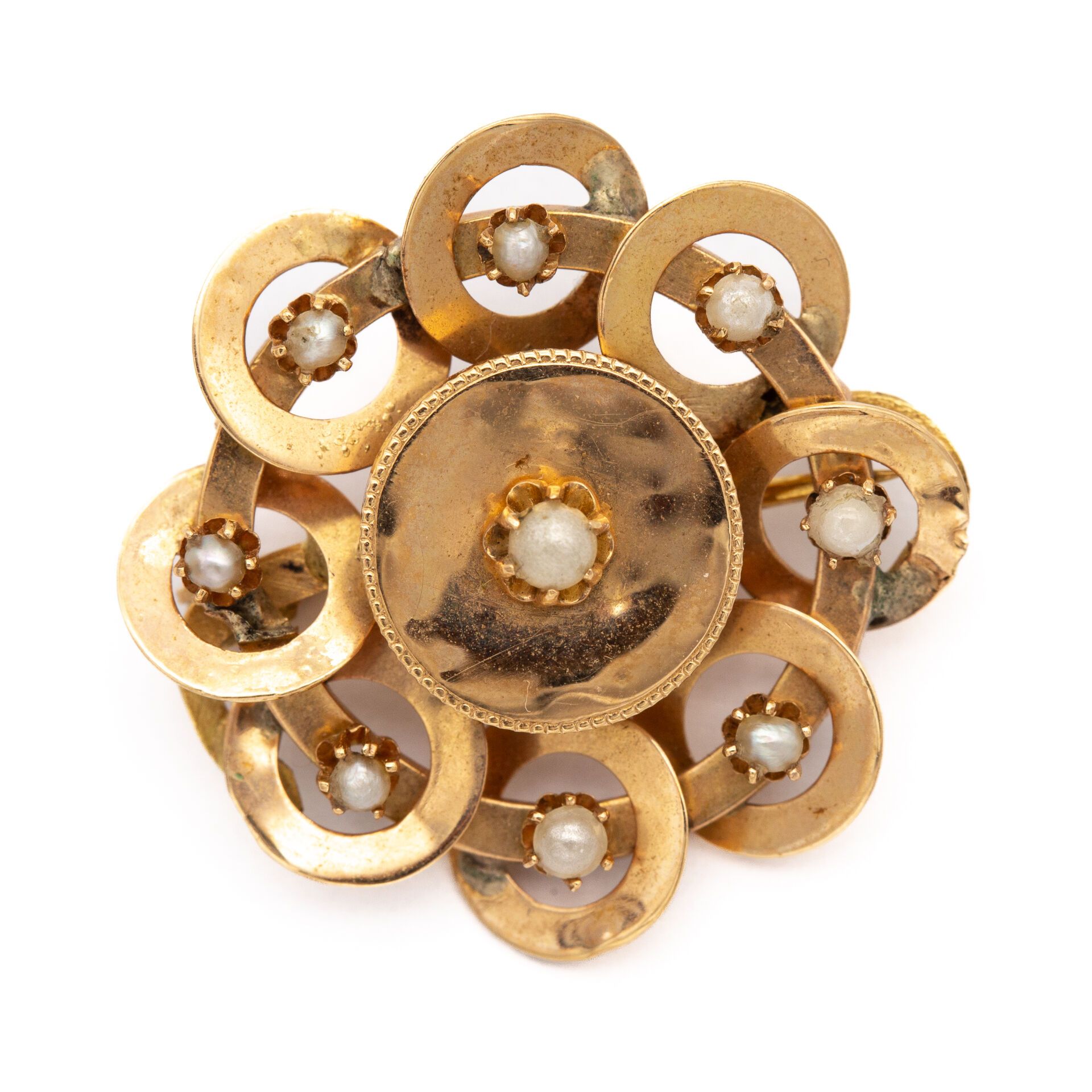 Null Broche ancienne en or jaune 18 K (750), corolle couronnée d'anneaux se chev&hellip;