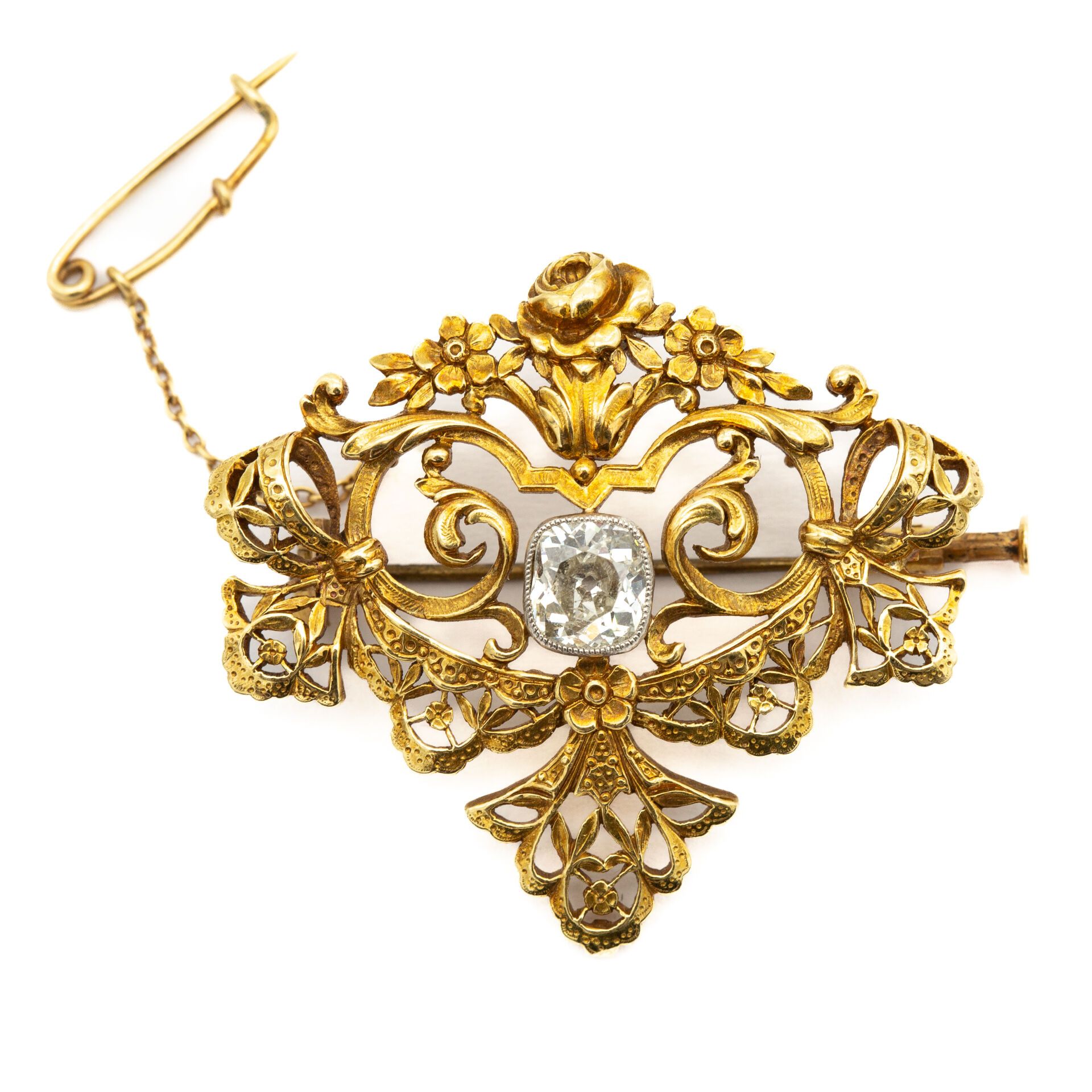 Null Broche en or jaune (750) 18K à décor de noeuds et fleurs sertie perlé d'un &hellip;