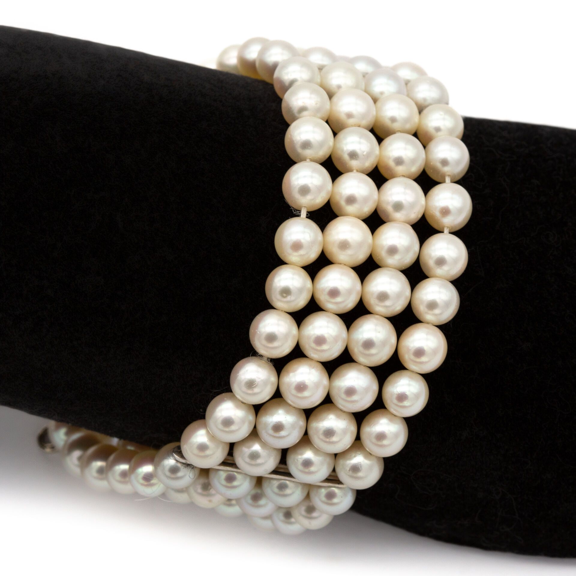 Null Bracelet composé de quatre rangs de perles de culture, deux barettes et un &hellip;