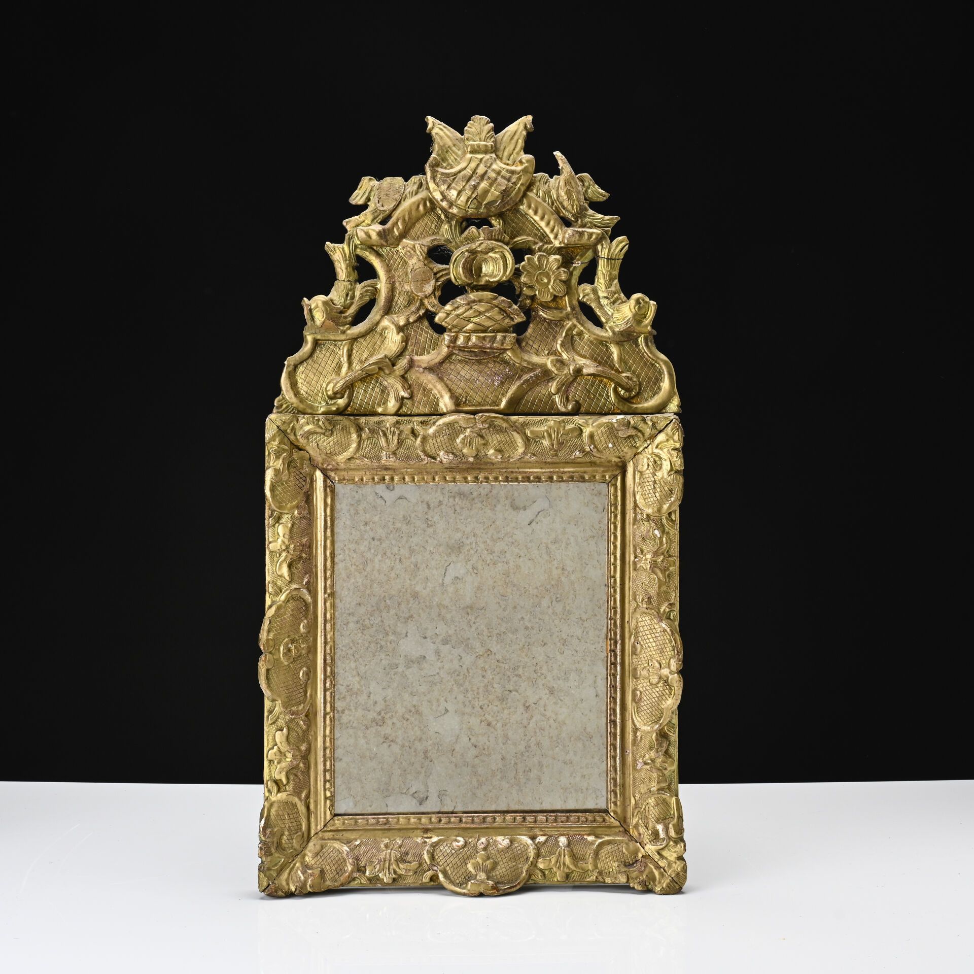 Null Miroir à fronton en bois sculpté et doré
Epoque Louis XV
H: 70- L: 38 cm
(t&hellip;