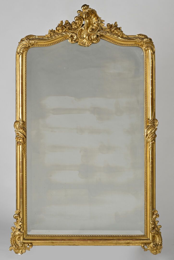 Null Miroir en bois et stuc dorré de style Louis XV, miroir biseauté.
Epoque Nap&hellip;