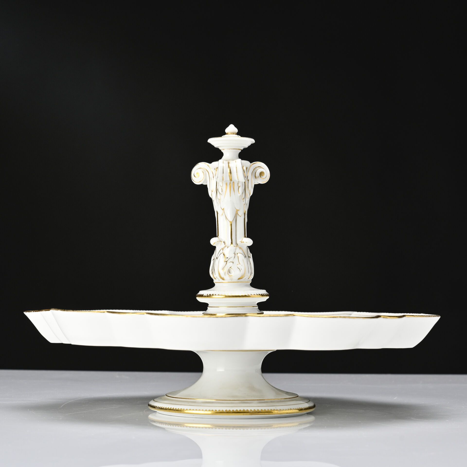 Null 白色和镀金巴黎瓷器奶油色餐具构成中心装饰。
包括九个有盖壶和一个展示架 
拿破仑三世时期
高：23 - 宽：29 厘米