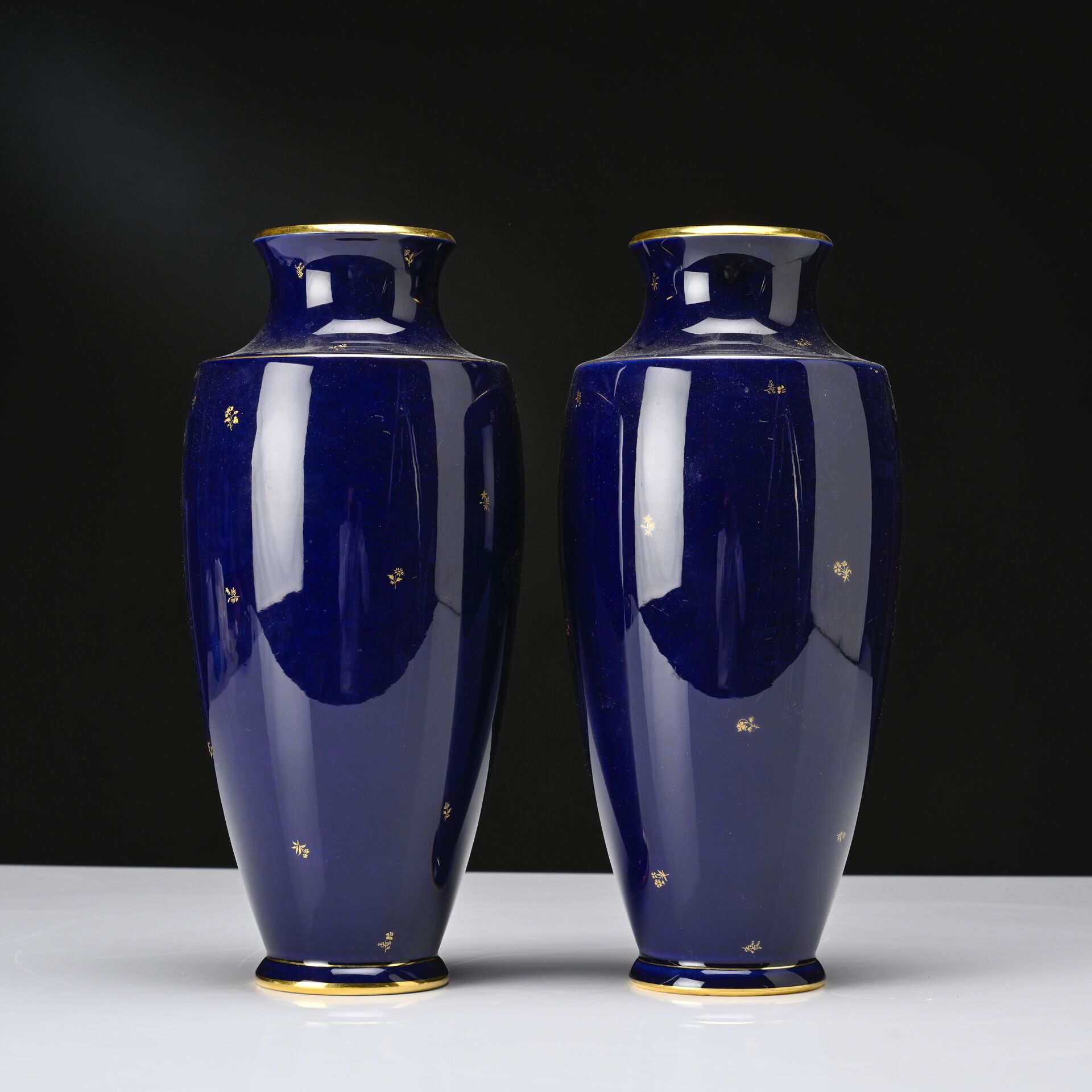 Null SEVRES, Paire de vases balustre à décor bleu de four semi de fleurs doré 
S&hellip;
