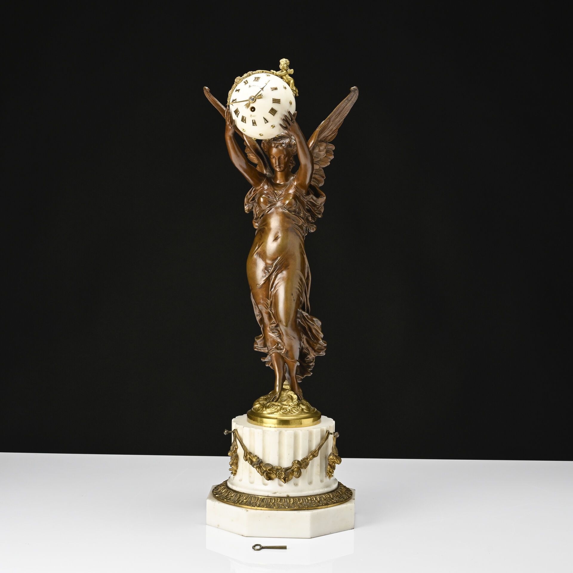 Null 取材于阿尔伯特-欧内斯特-卡里尔-贝尔路斯（1824-1887 年）
由青铜胜利女神托起的球形时钟
刻有巴黎 BERNOUX 字样的表盘 
大理石底座&hellip;