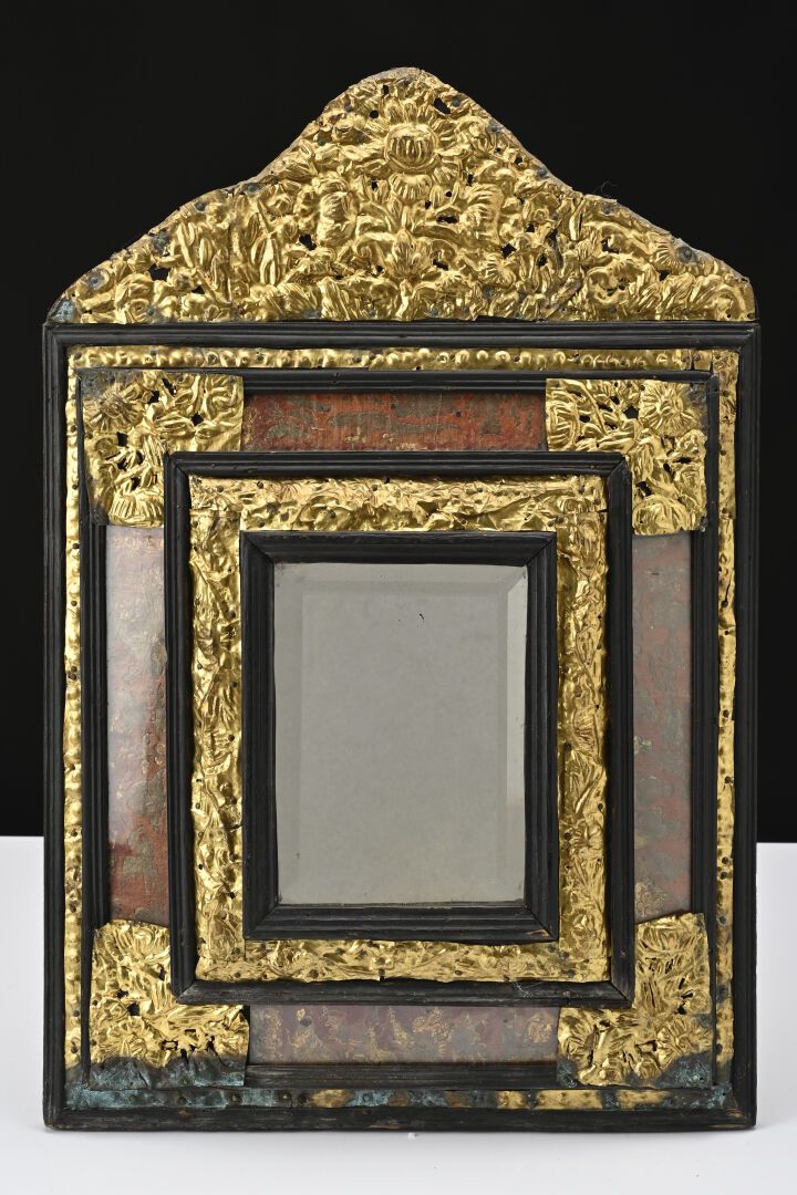 Null Miroir à fronton en bois noirci et décor de laiton doré travaillé au repous&hellip;