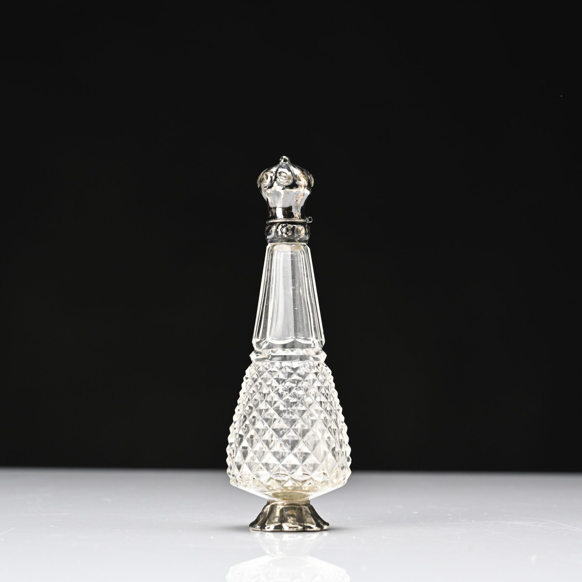 Null 切割水晶瓶，银质镶嵌，梨形底座，饰以钻石点 
拿破仑三世时期
高度：12 厘米