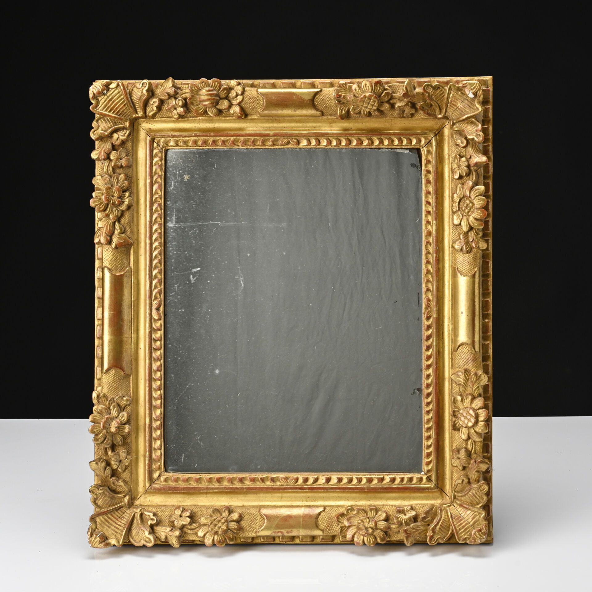 Null Spiegel aus vergoldetem und geschnitztem Holz. 
Epoche Louis XV
58 x 49 cm
&hellip;