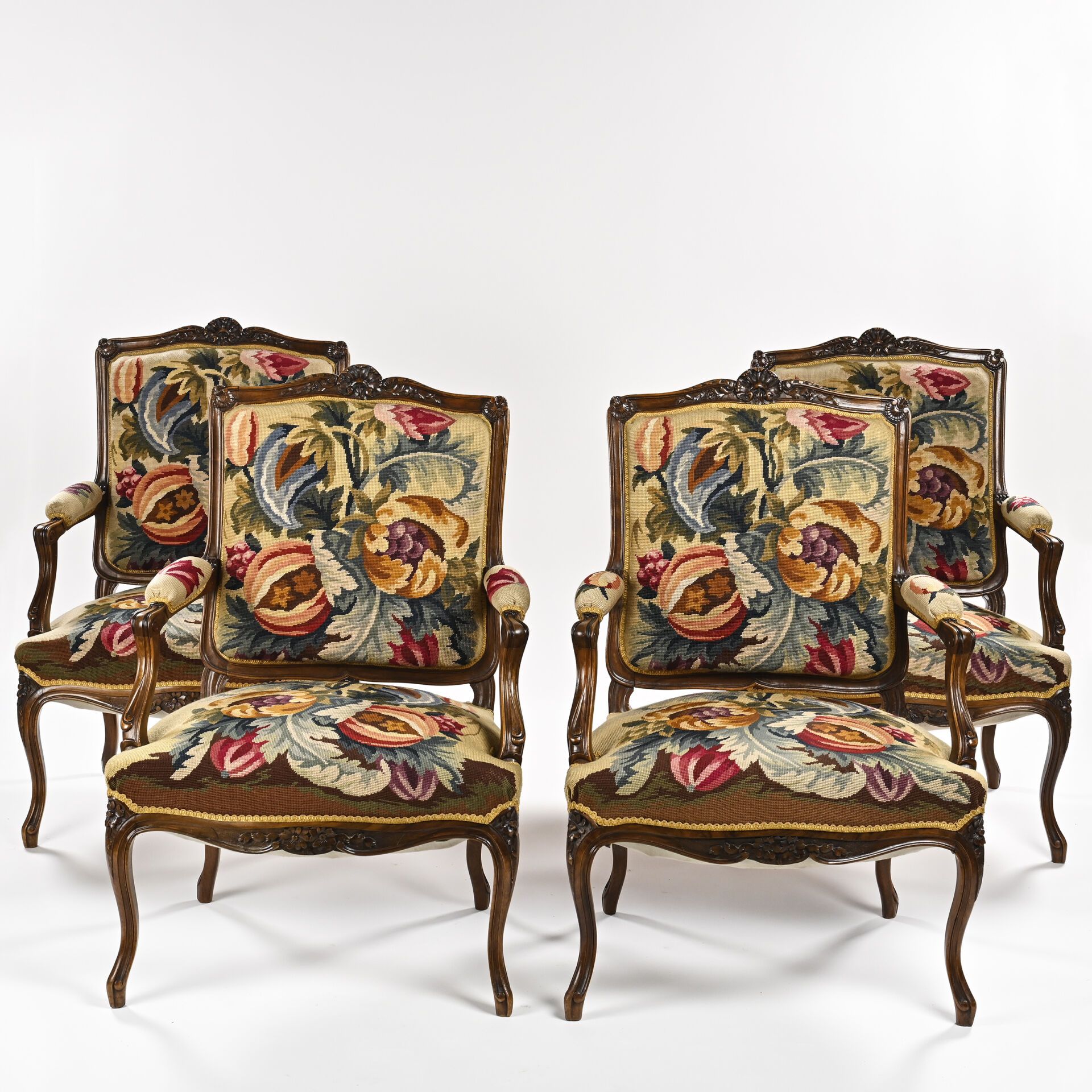 Null Suite of four flat-back armchairs, cambered legs
Louis XV style
 tapestry u&hellip;