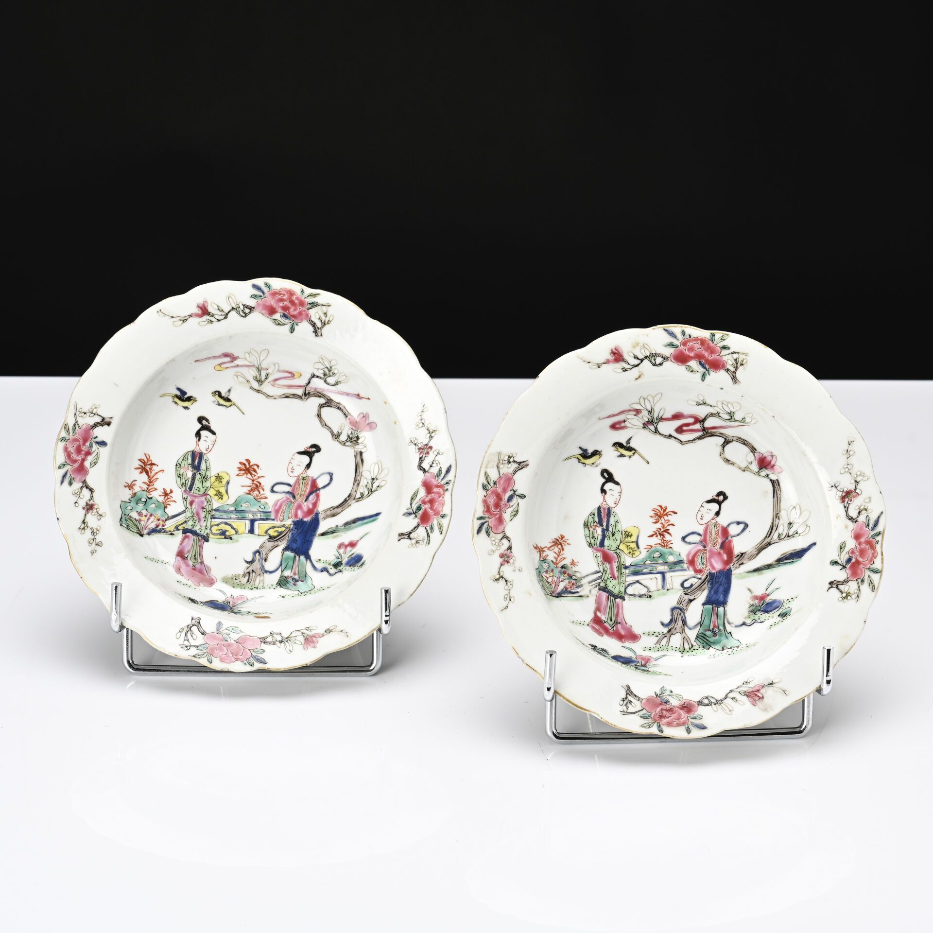 Null Chine, XVIIIe siècle, 
Paire de coupes creuses floriformes, en porcelaine e&hellip;
