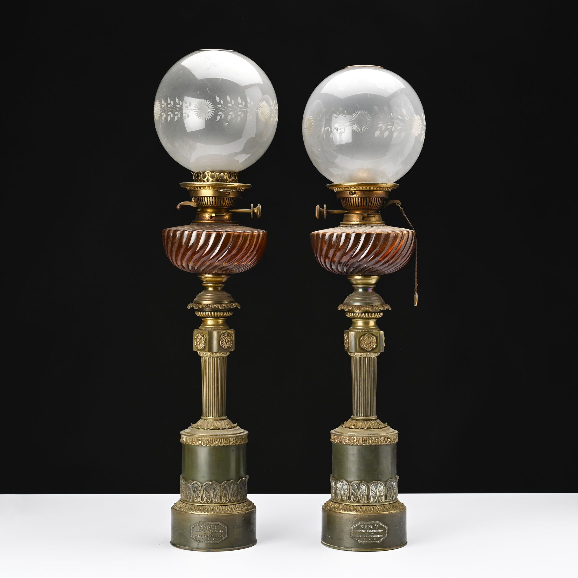 Null NANCY Paire de lampes à pétrole en cristal teinté et godronné, bronze patin&hellip;