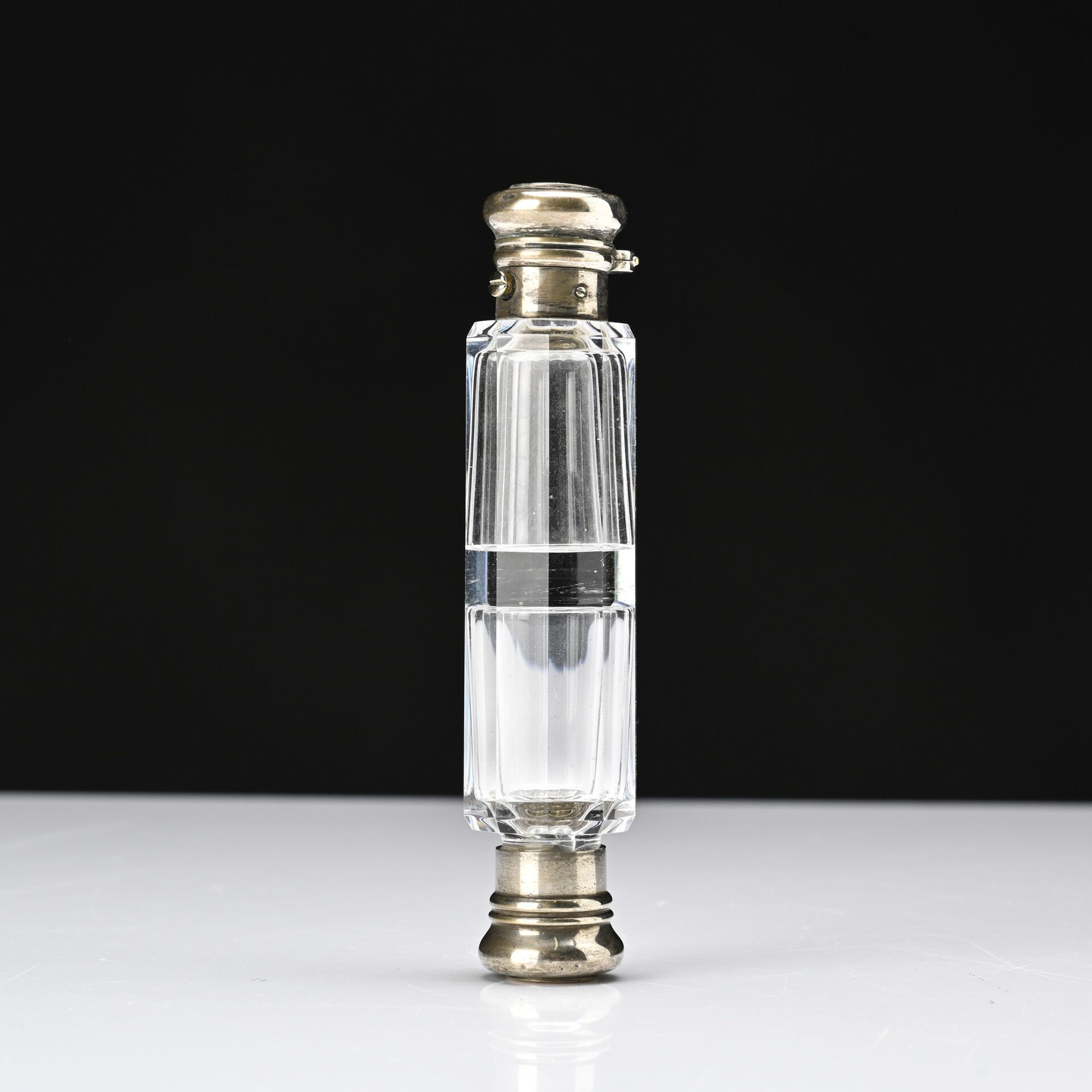 Null 双层水晶香水瓶。银质镶嵌，刻有字母 
十九世纪
高度：13.5 厘米
(一个盖子上有小凹痕）