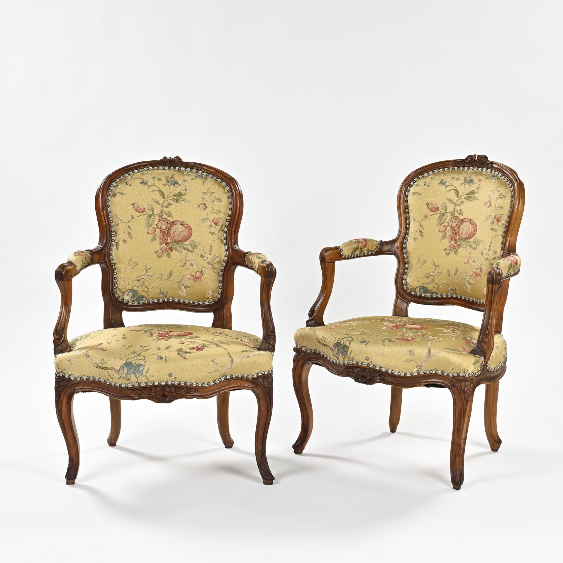 Null Pair of armchairs in molded and carved natural wood, cabriolet back, curved&hellip;