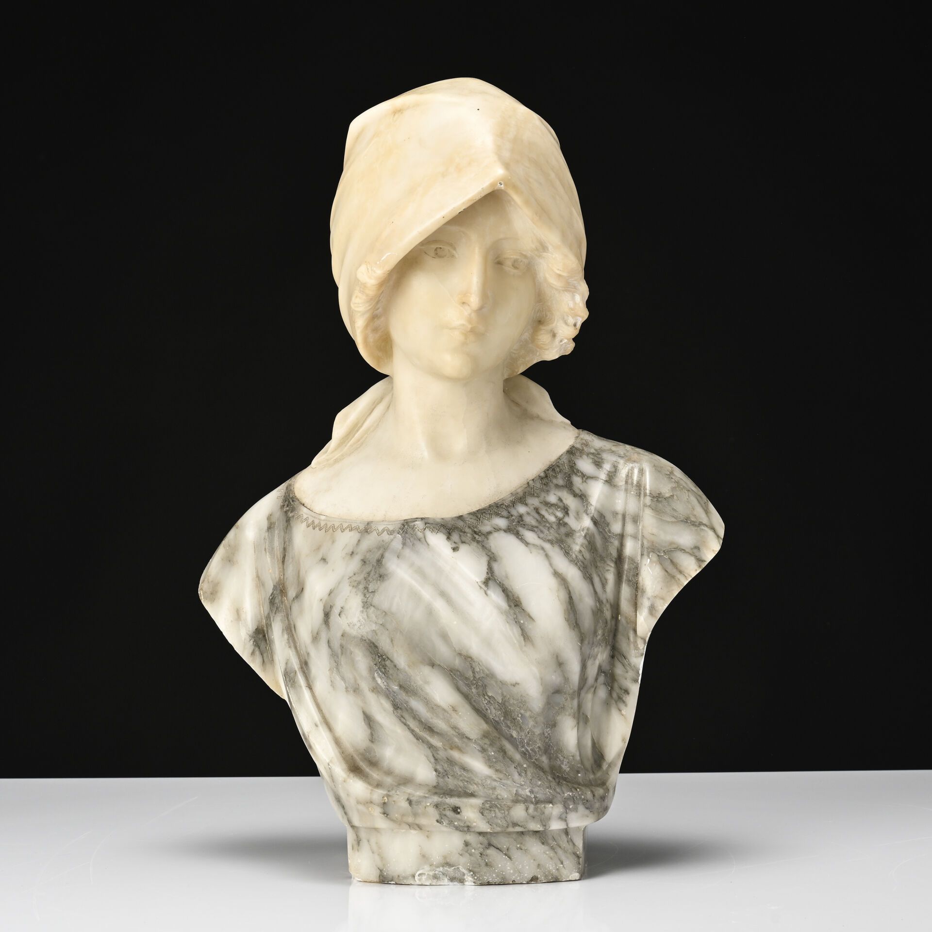 Null Gugliermo PUGI (1850-1915)
Woman's bust 
Subject in marble and veined marbl&hellip;
