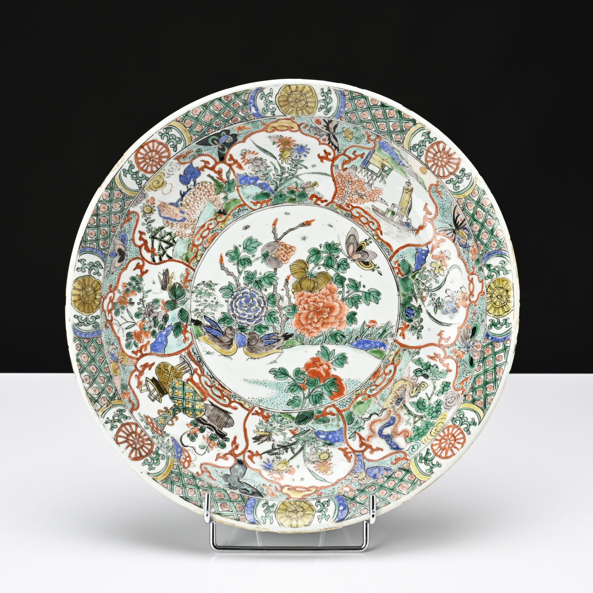 Null Chine, époque Kangxi (1661-1722) 
Important plat creux en porcelaine et éma&hellip;