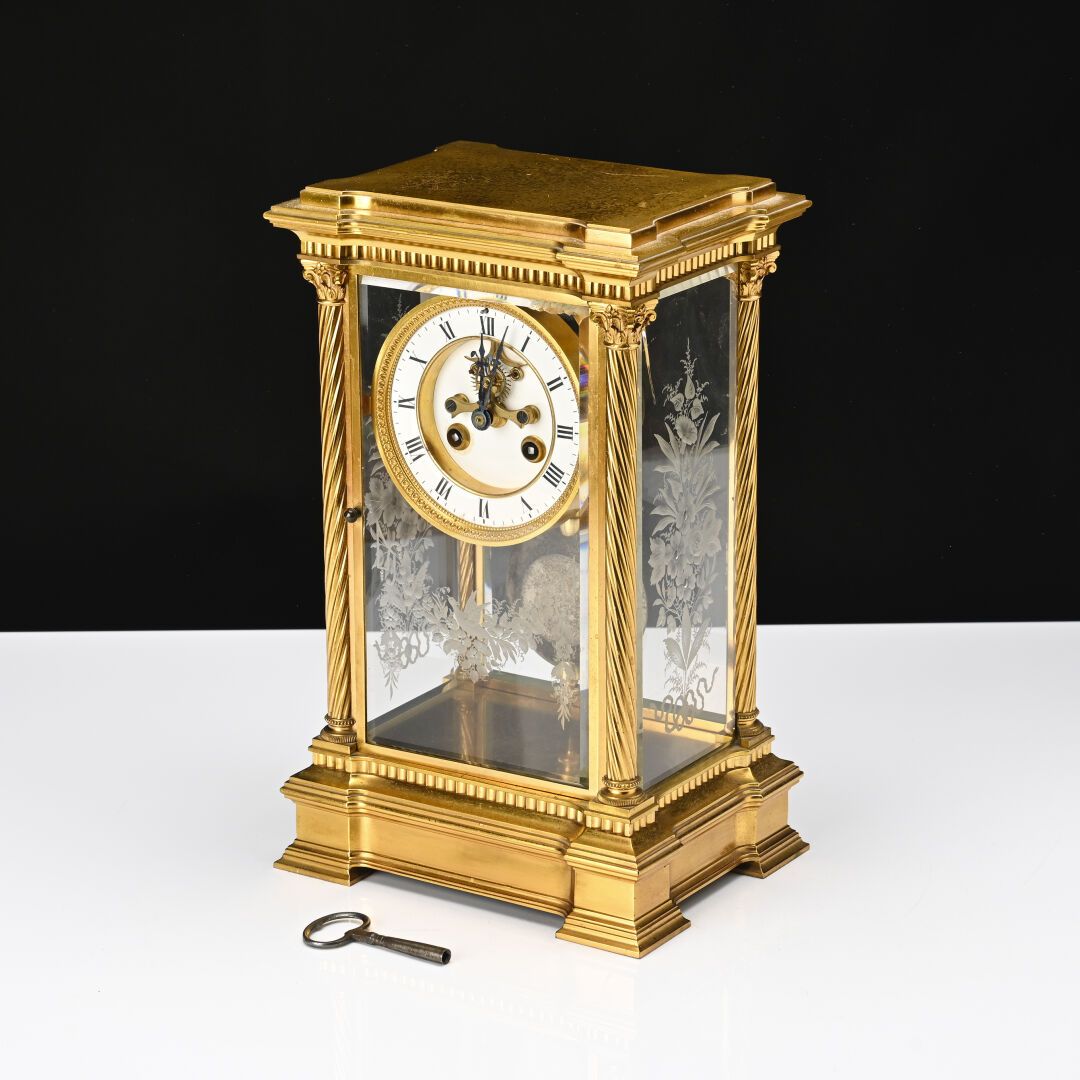 Null 镀金青铜和切割水晶壁炉套件，包括一个时钟和一对牛角花瓶。
约 1900 年。
机芯上有签名，位于戛纳。
高：34 - 宽：20，5- 深：16 厘米