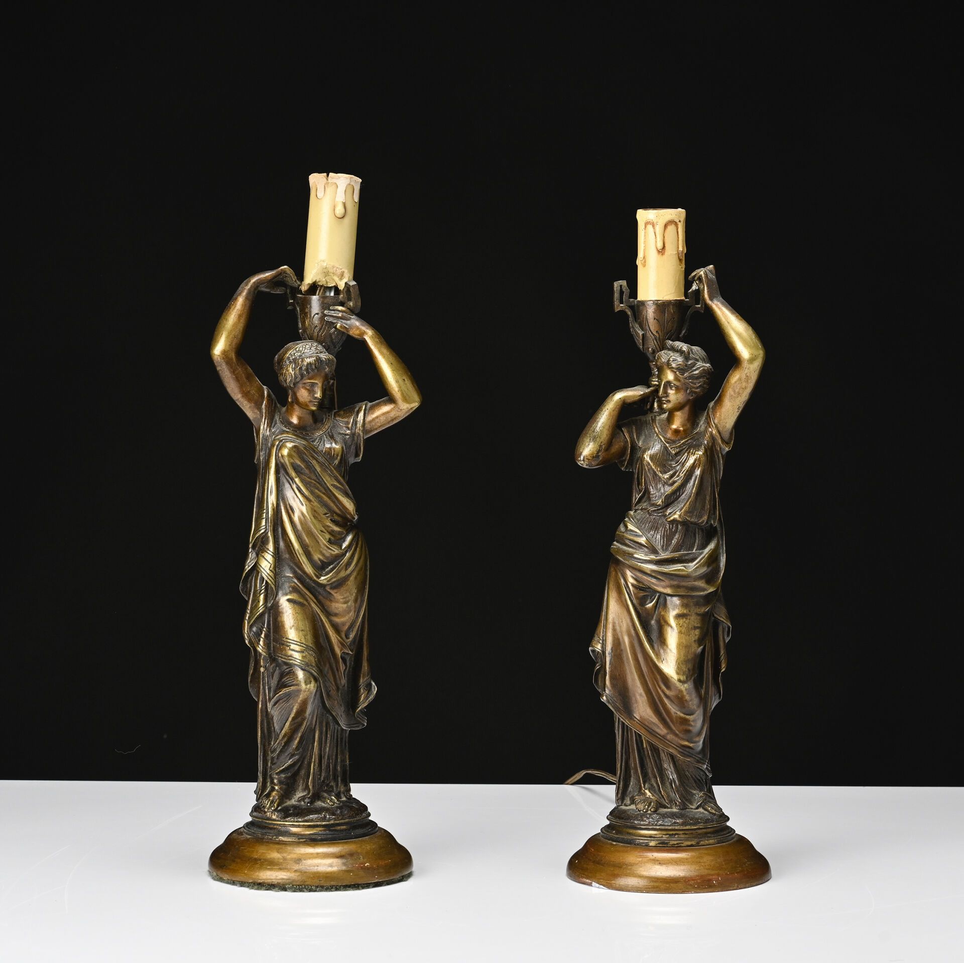 Null Paire de cariatides à l'antique en bronze patiné formant lampes de chevet 
&hellip;