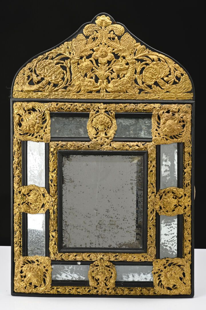 Null Specchio a frontone in legno annerito e ottone con decorazione repoussé 
XI&hellip;
