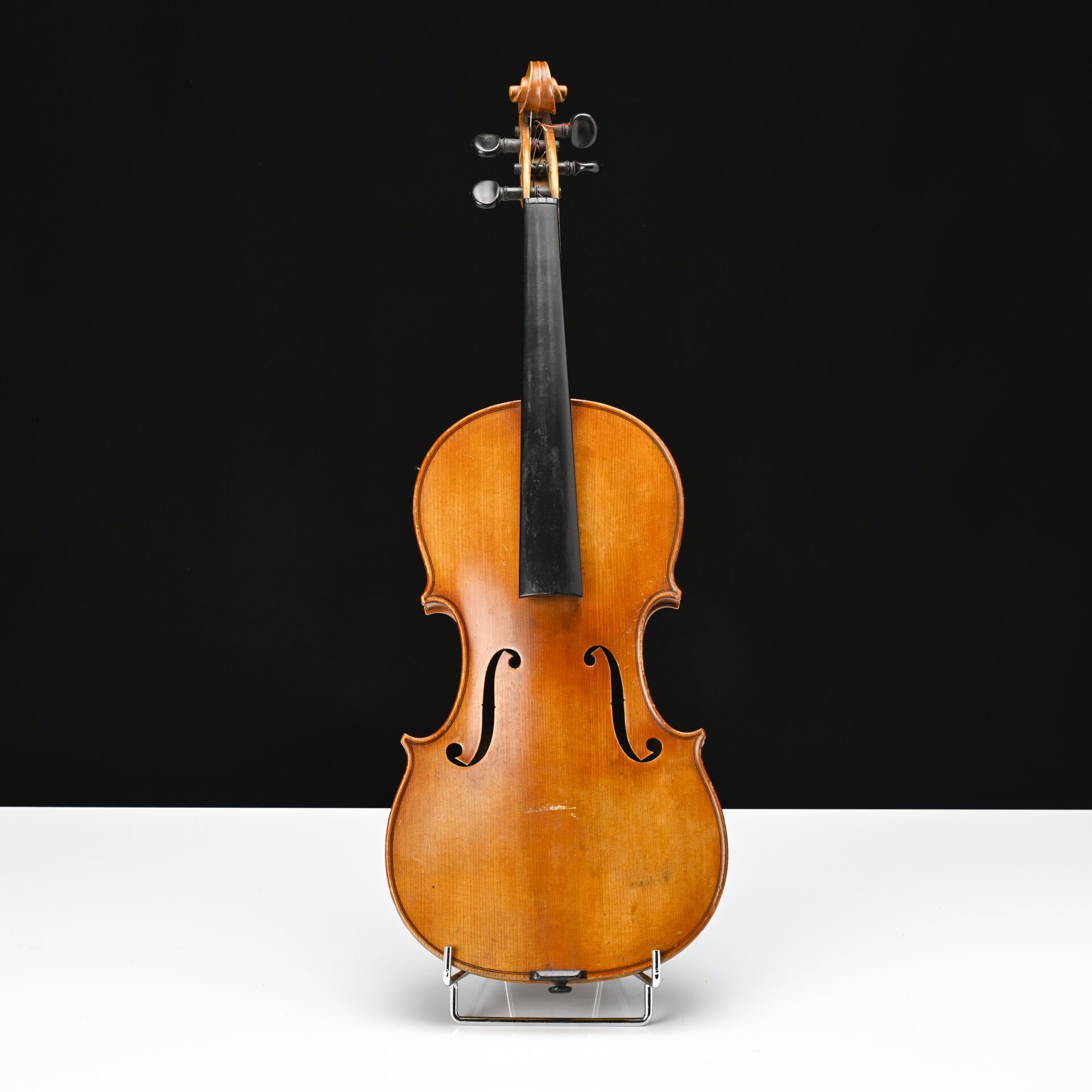 Null 米勒库尔小提琴，19 世纪晚期
标签：Colin Jeune 
高：36.1 厘米