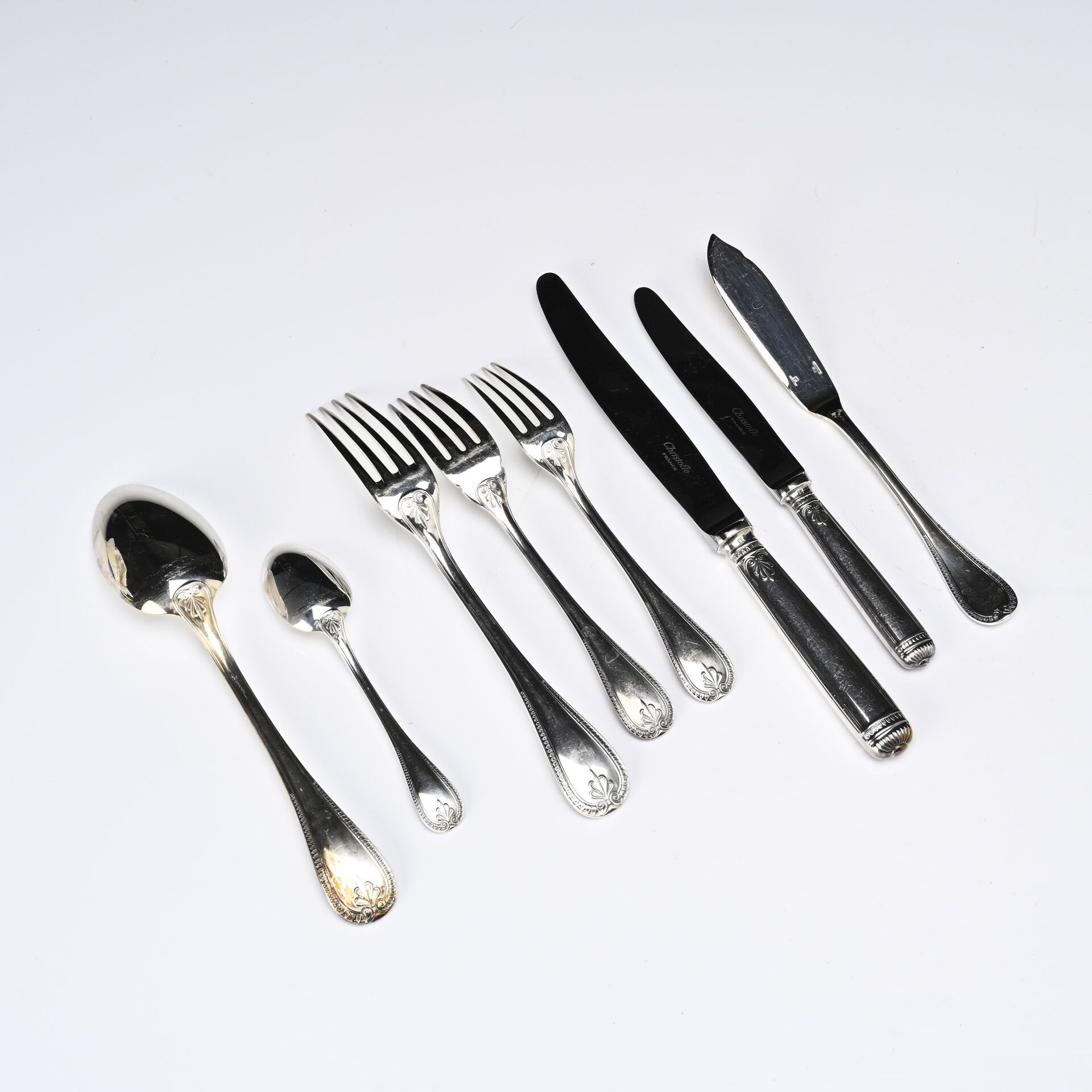 Null CHRISTOFLE Malmaison 型镀银大餐具。包括 12 件餐具、12 把甜点叉、12 件鱼餐具、24 把刀、12 把茶匙和餐具。

装在一&hellip;