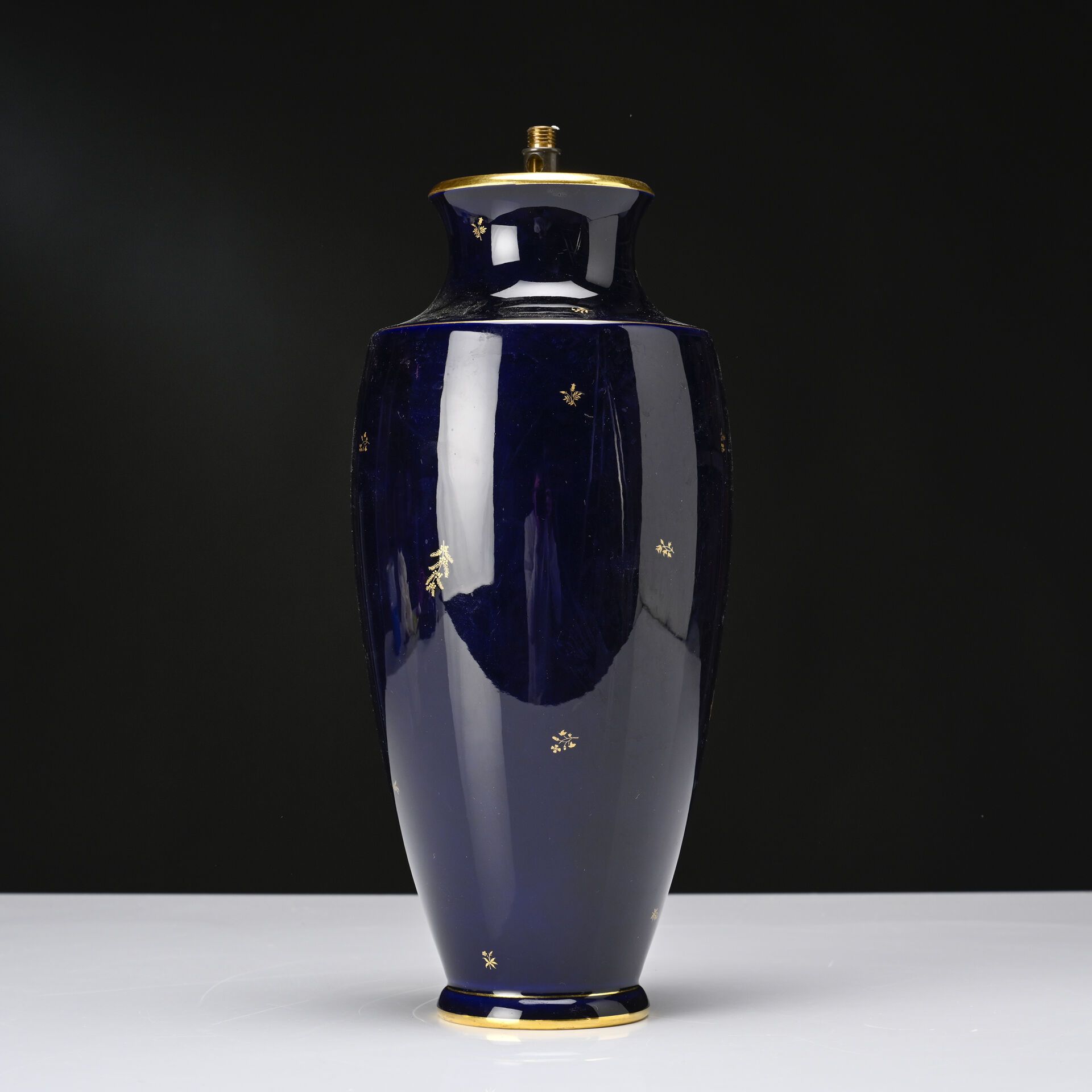 Null SEVRES,
Vase balustre en porcelaine bleu de four décor doré 
Signé
H : 29, &hellip;