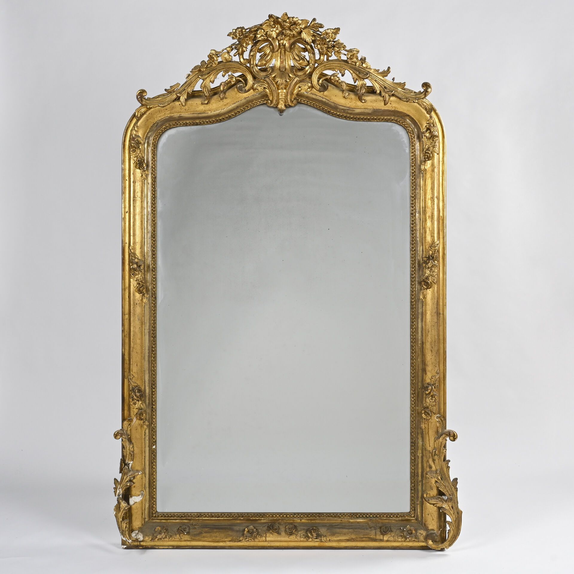 Null Important miroir de cheminée en bois et stuc doré à décor d'une coquille aj&hellip;