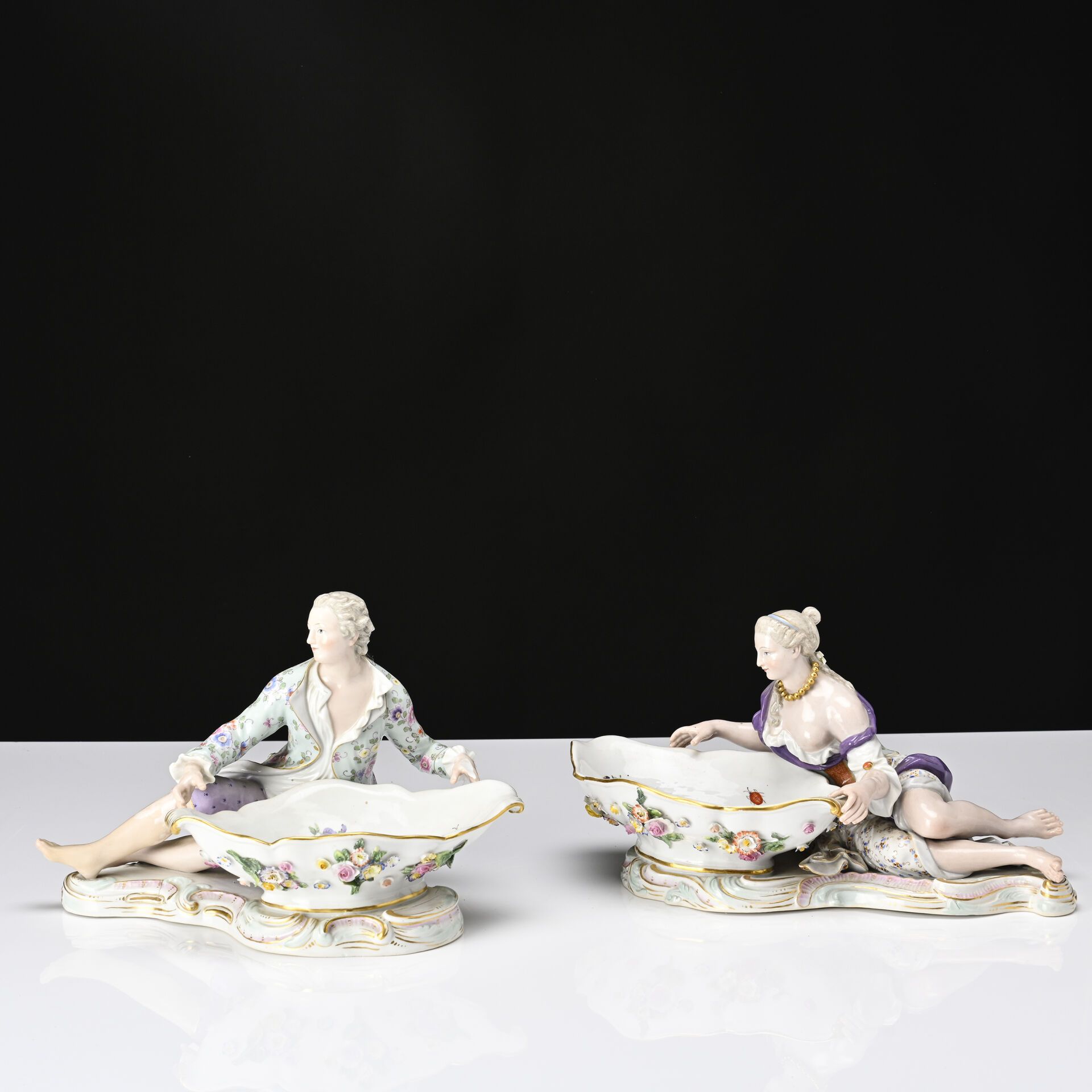 Null MEISSEN, pareja de platos de porcelana policromada decorados con figuras qu&hellip;