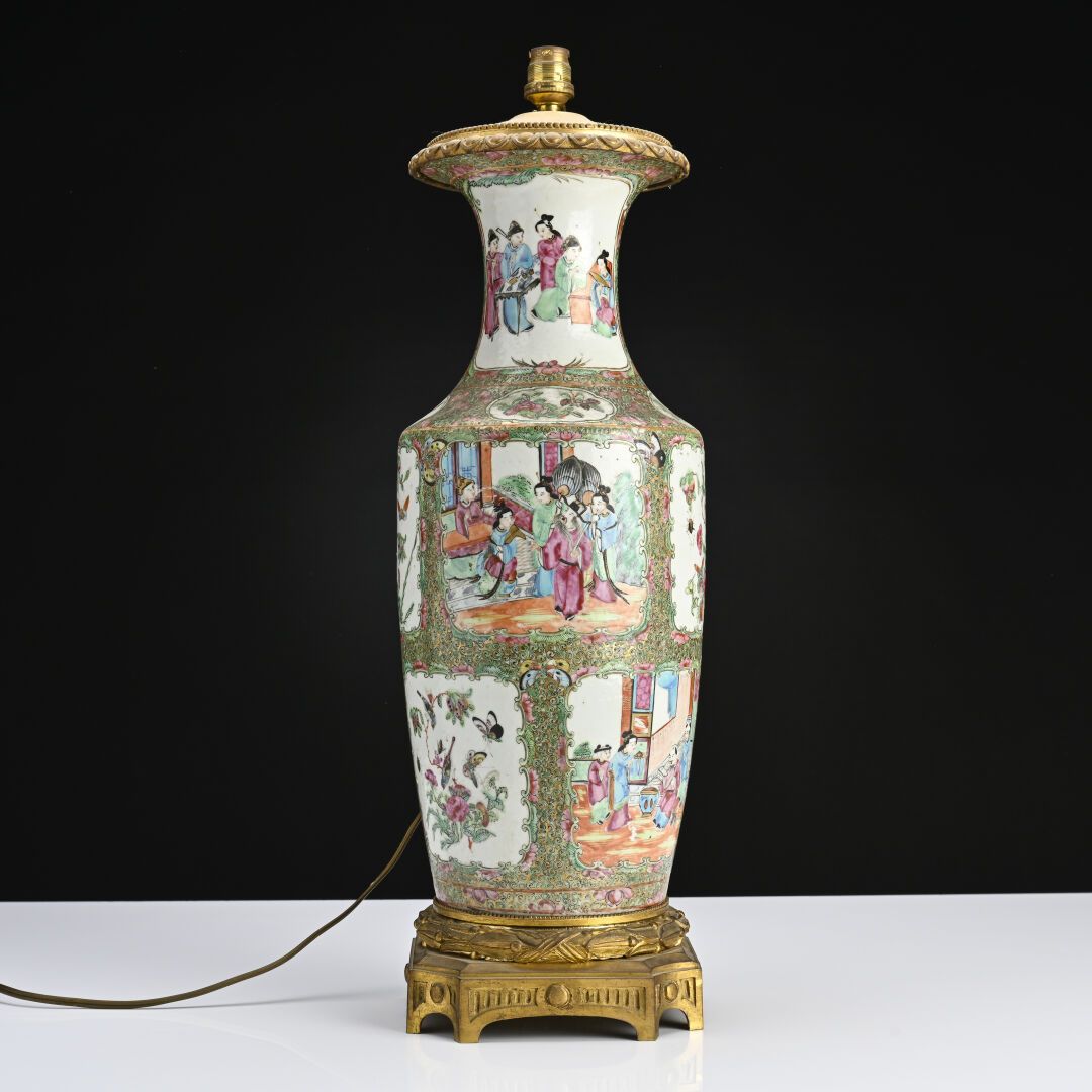 Null Chine, Vase balsutre en porcleaine de Canton. 
Monture en bronze epoque Nap&hellip;