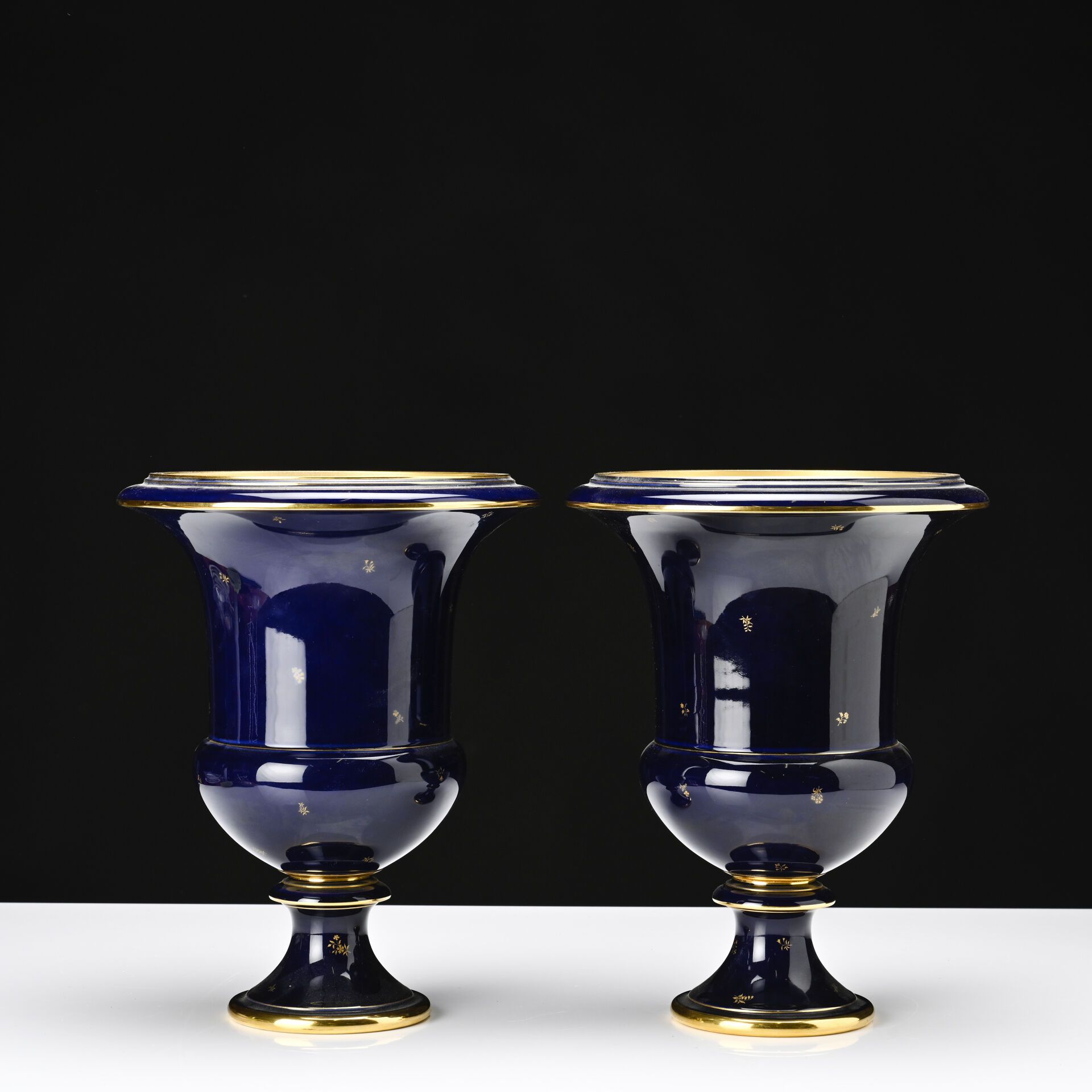Null 塞夫雷斯 
一对医用瓷花瓶，午夜蓝底色，半木结构花束，下划镀金细丝。
高：31 - 直径：25 厘米