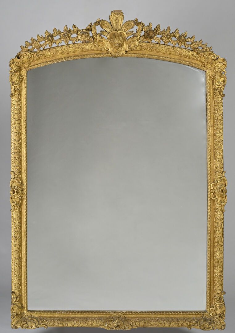 Null Large wood and gilded stucco mirror, openwork pediment decorated with a she&hellip;