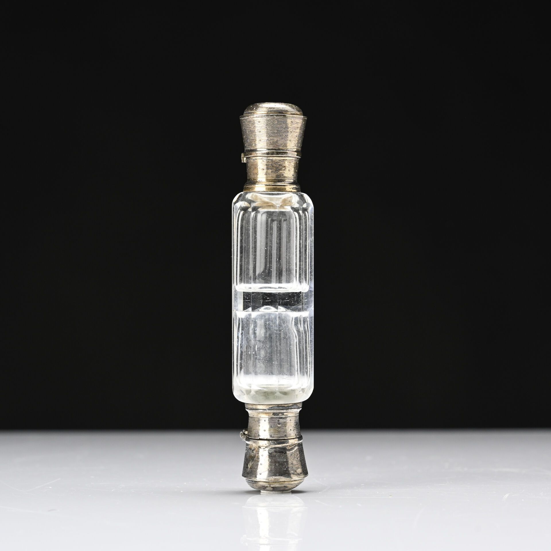 Null 小型双层水晶盐瓶，银镶嵌，重彩工艺
十九世纪末
高度：10 厘米