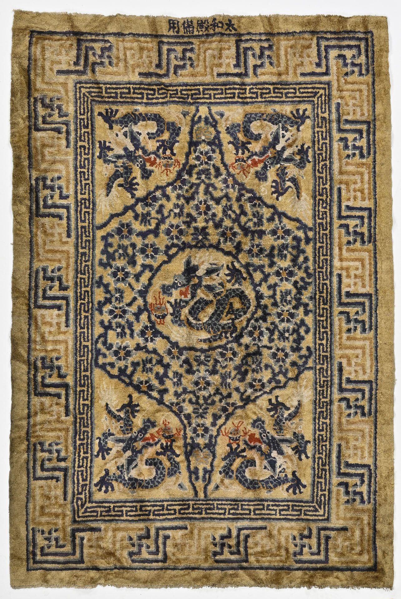 Null Chine, époque Qing, 
Important tapis en laine jaune, à décor en bleu de cin&hellip;