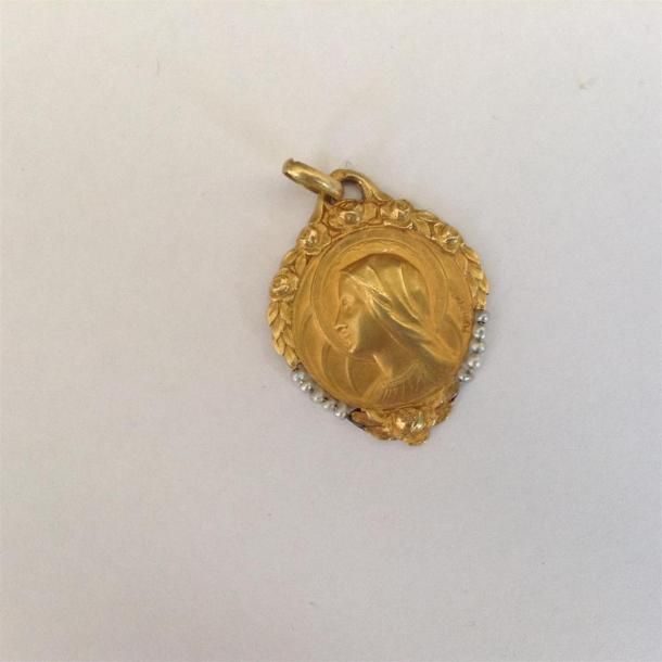 Null MODZINI signée. Médaille religieuse en or jaune (750) 18K décor de roses d'&hellip;