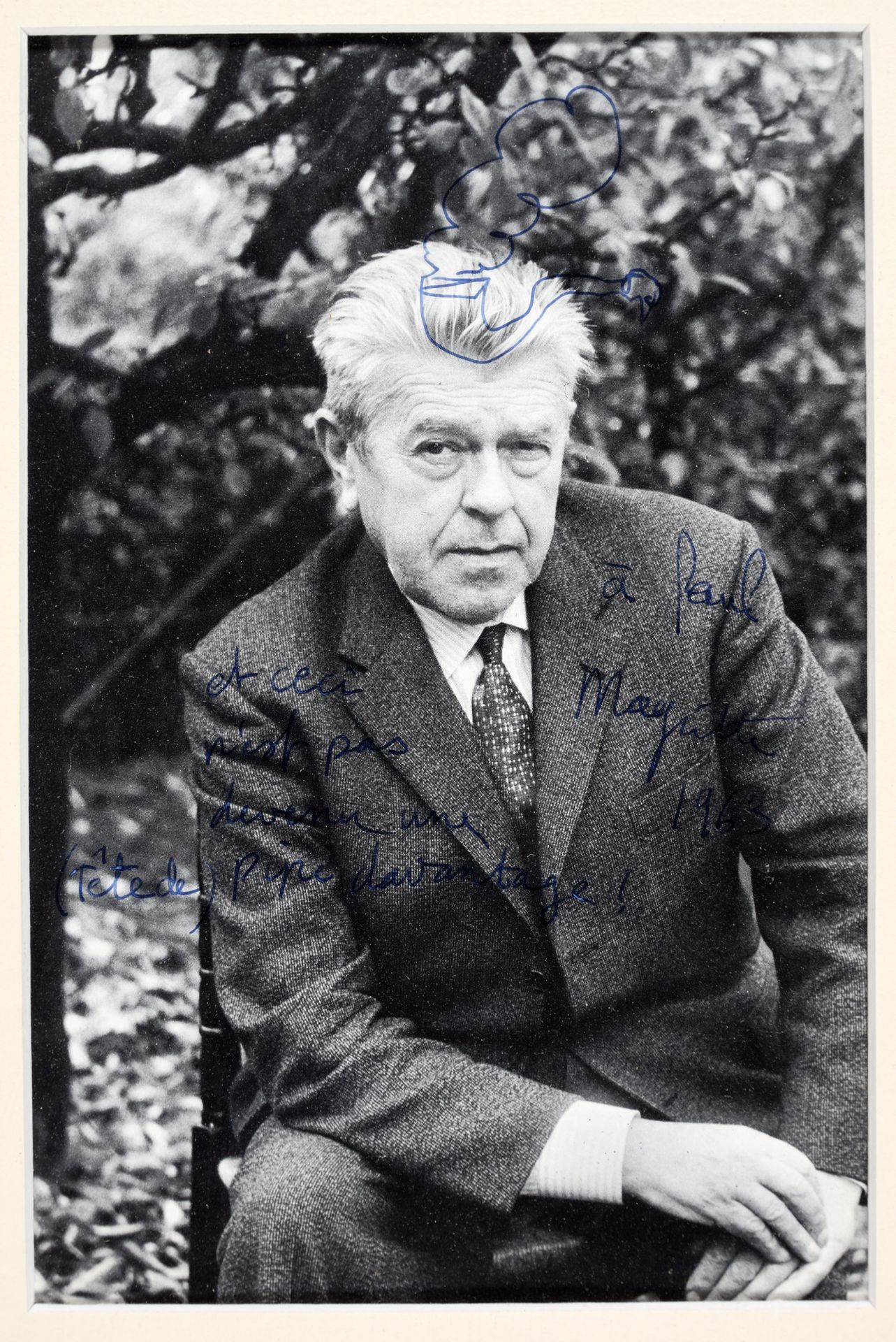 MAGRITTE, René MAGRITTE, René 小图，并在照片上签名。1963年 蓝色圆珠笔，黑白照片（复制品） 20 x 13 cm 正在观看。在&hellip;