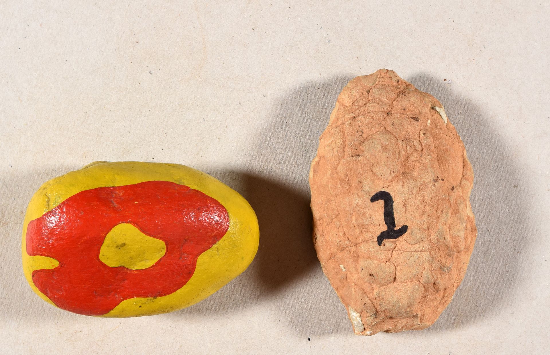 Mariën, Marcel 马利安，马塞尔 物品分两部分。1. 赤土卵石，+/- 9 x 15 x 6厘米。一面是黑色的标志，另一面是用红色墨水签字并注明日期&hellip;