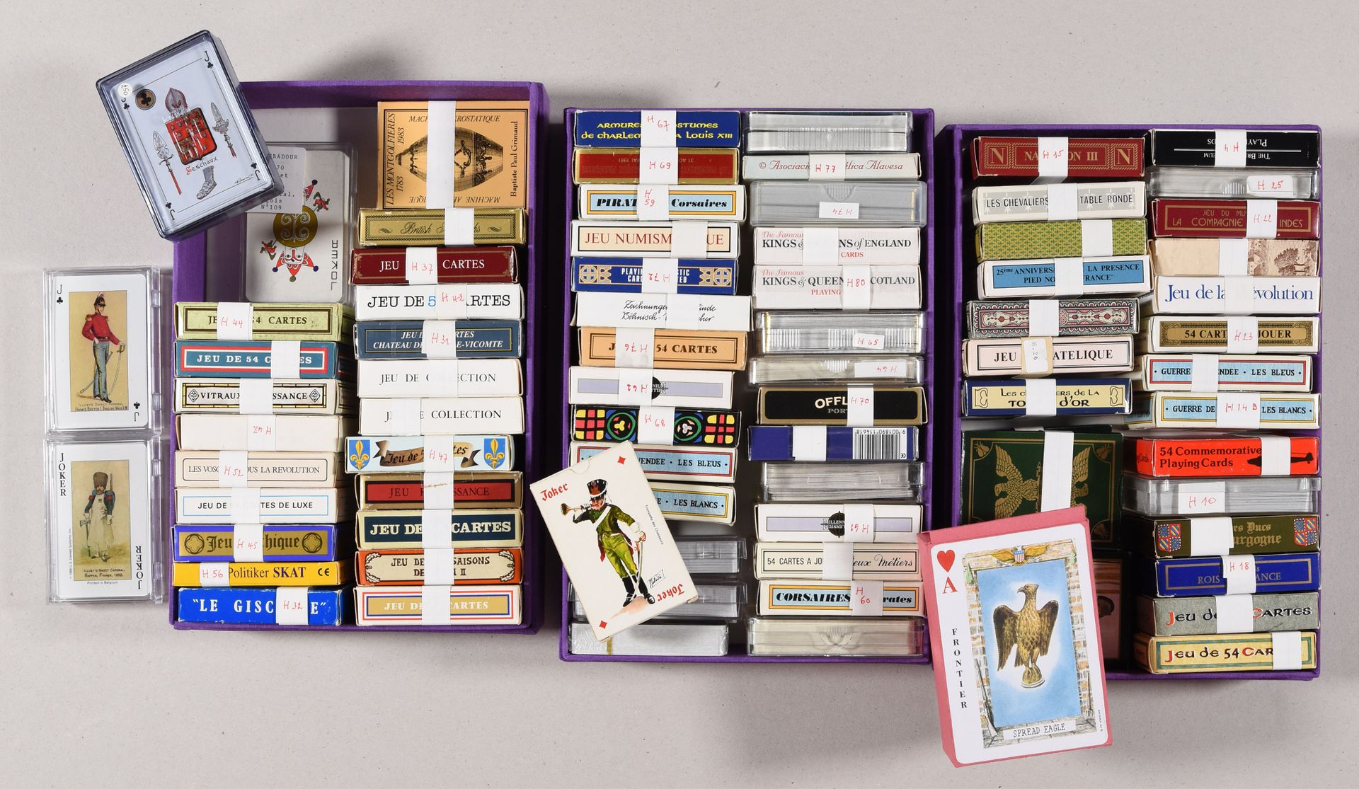 Null 79个历史主题的游戏。[C. 1970-1995] 其中大部分是全彩色的，±9 x 6厘米，圆角，54张卡片。装在有插图的纸板箱中。装在3个纸板箱里，&hellip;