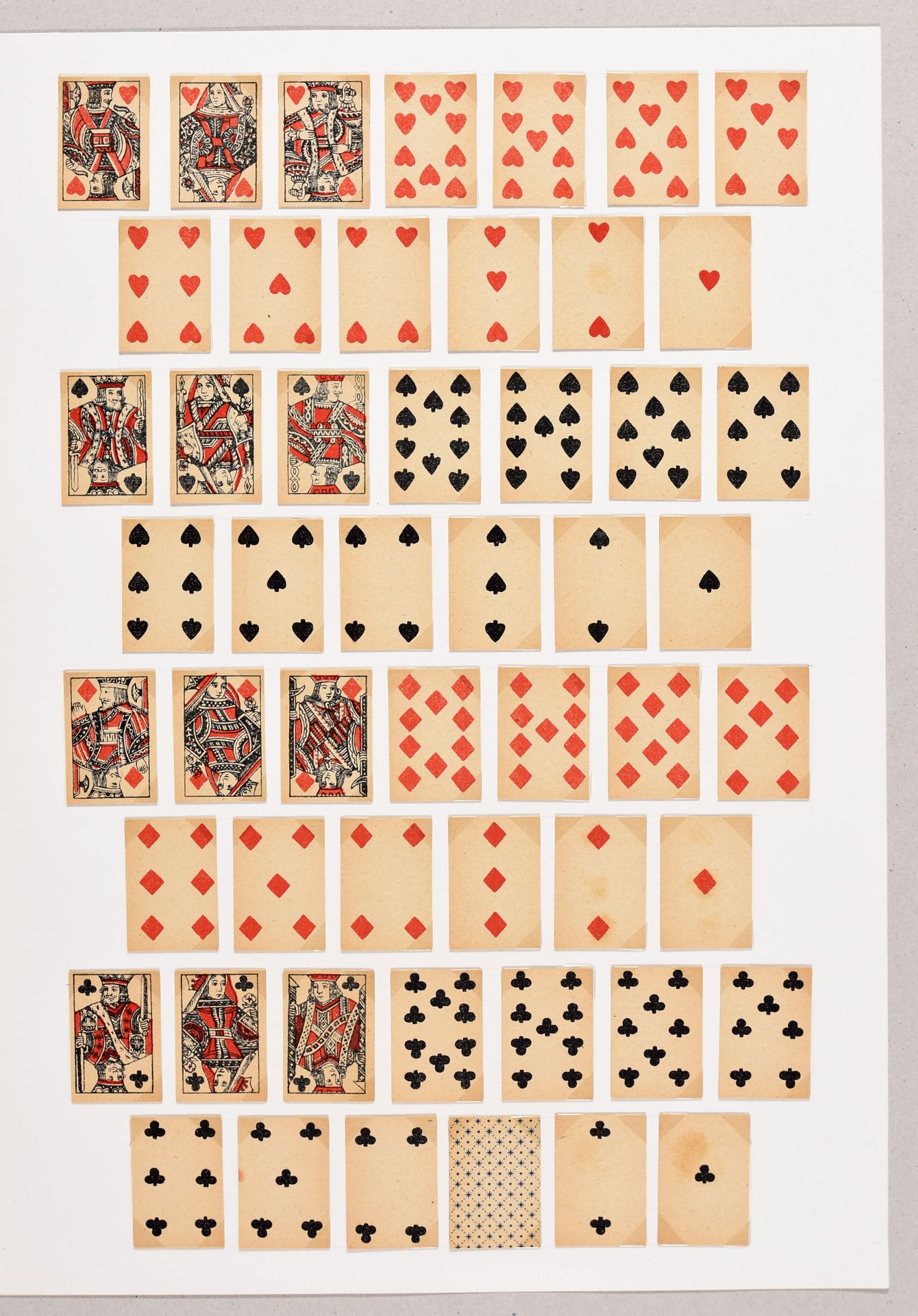 Null 25副扑克牌。[C. 1860-1950] 多数为木刻和钢印或铬石增强。安装在25个支撑片的照片角下。装在一个深绿色布面的盒子里（有些使用过的痕迹）。&hellip;