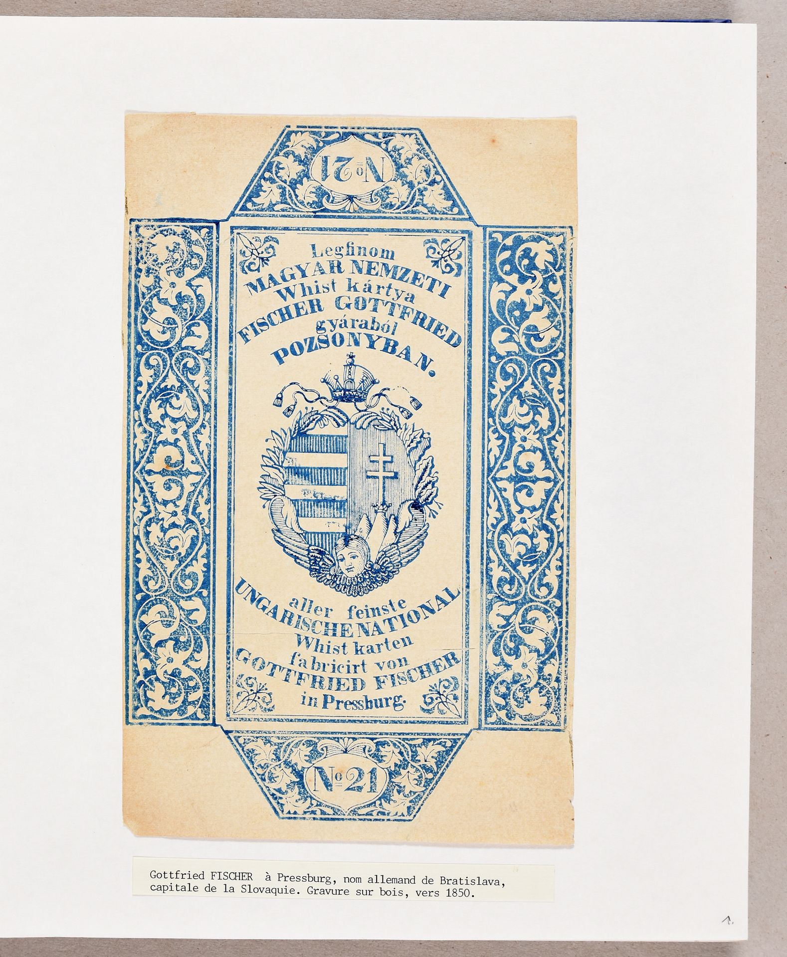 Null 2个相册里有±116个纸包的扑克牌。[C. 1840-1954] In-fo.专辑采用蓝色人造革模样。状况良好。独特的外包装、信封和分组信封的集合，用&hellip;