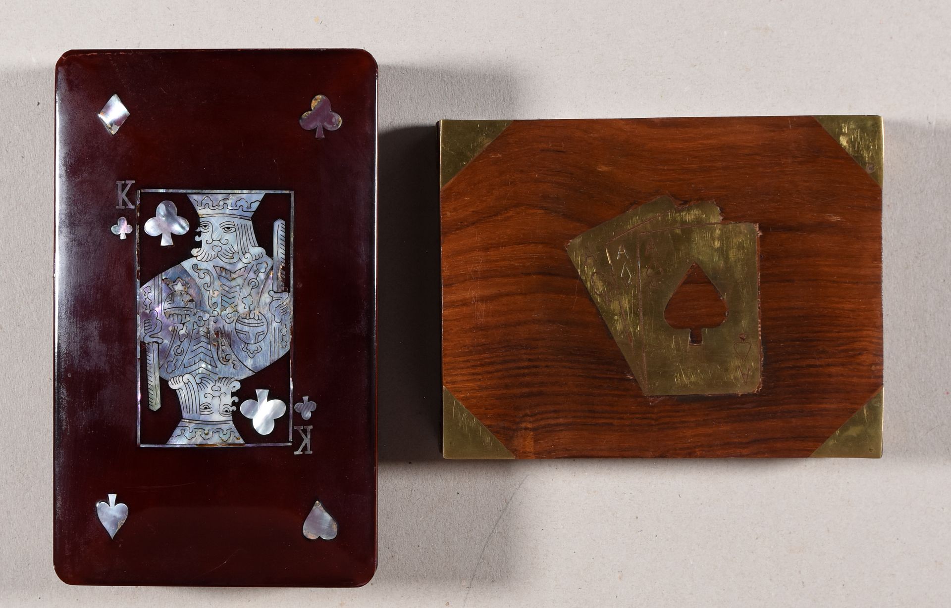 Null 2个盒子，用于双倍游戏。20世纪初 1.天然木质，带铜质装饰物。铰链盖子上装饰着三张A。- 2.有珍珠母镶嵌的盖子，上面有一个红心国王的图案。19.5&hellip;