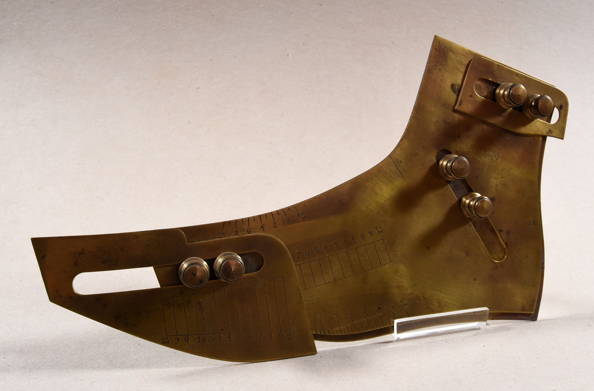 Null 鞋匠的测量装置，用于制作合适尺寸的鞋子。 1.黄铜，28 x 17厘米。签名为 "Excelsior breveté"。- 2.卡尺，即鞋棍。黄杨木，&hellip;