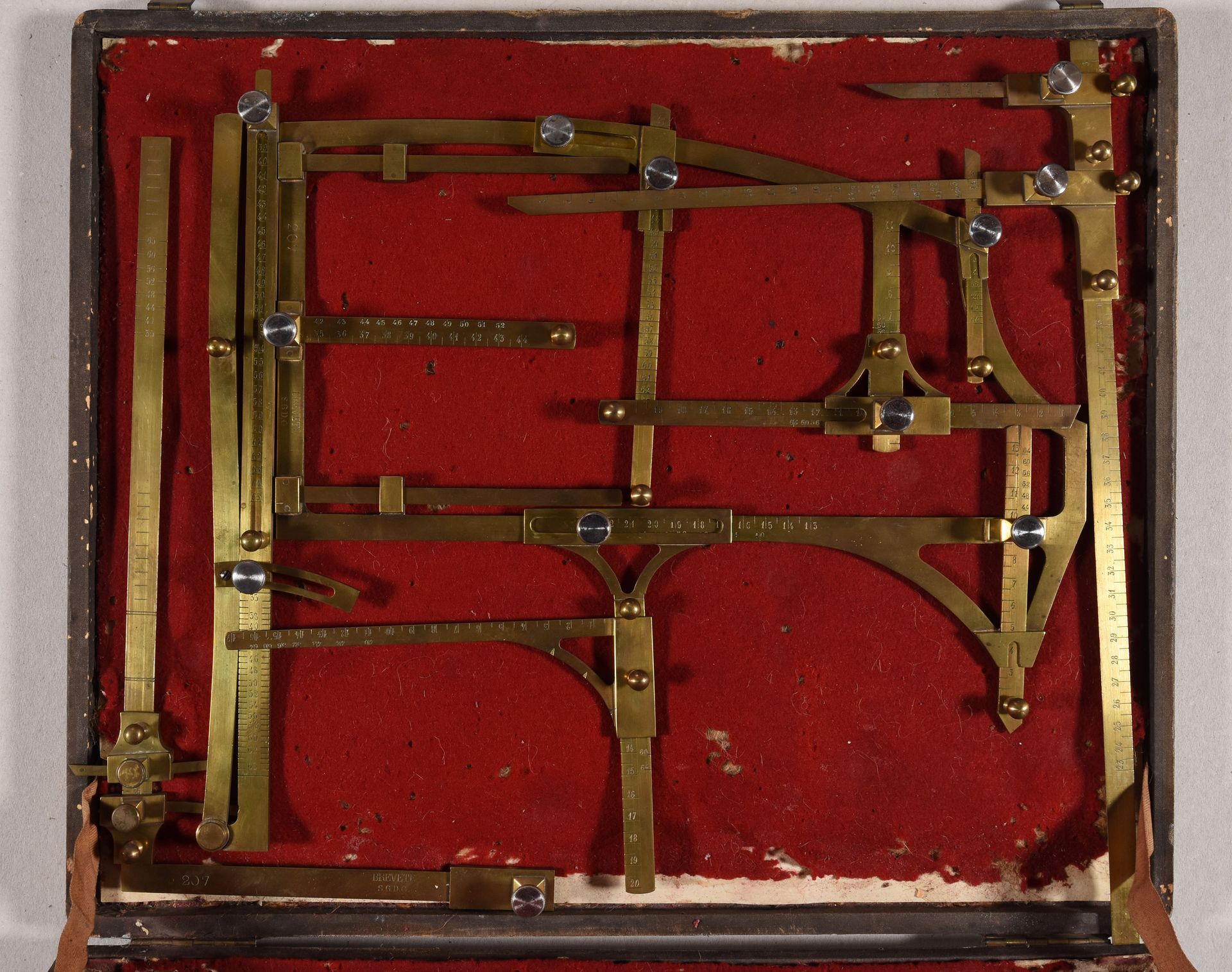Null 阿尔方斯-贝尔蒂隆的正字仪。[法国] s.N. 约。1895年 黄铜，3个独立的测量仪器，2处编号为 "207"，没有签名，但刻有 "Breveté &hellip;