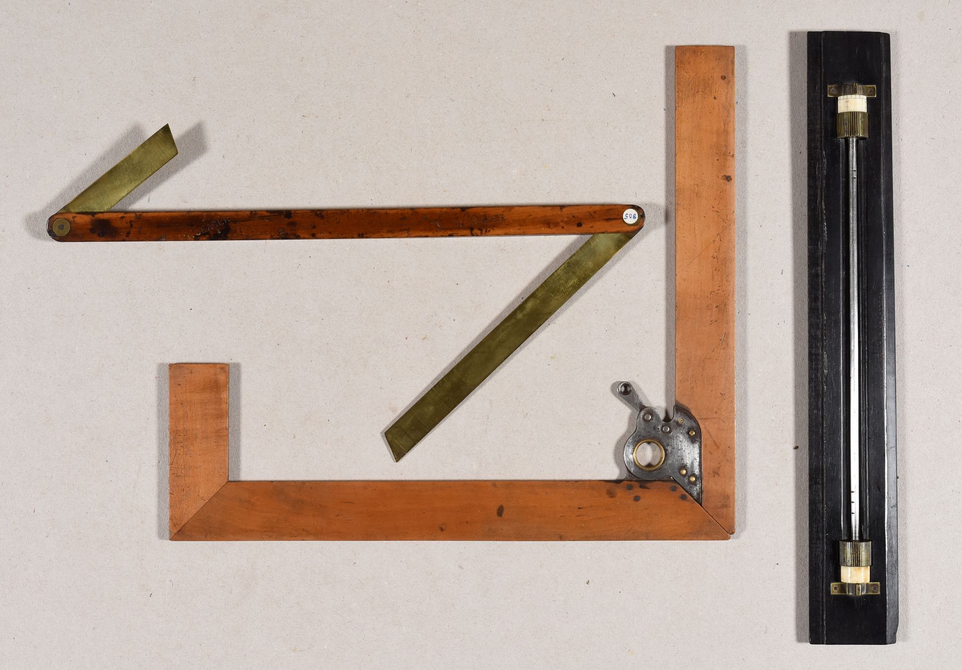 Null 2 Quadrate und 1 Rolling Ruler. 1. Schneiders Quadrat. Holz, Metall, 28,5 c&hellip;