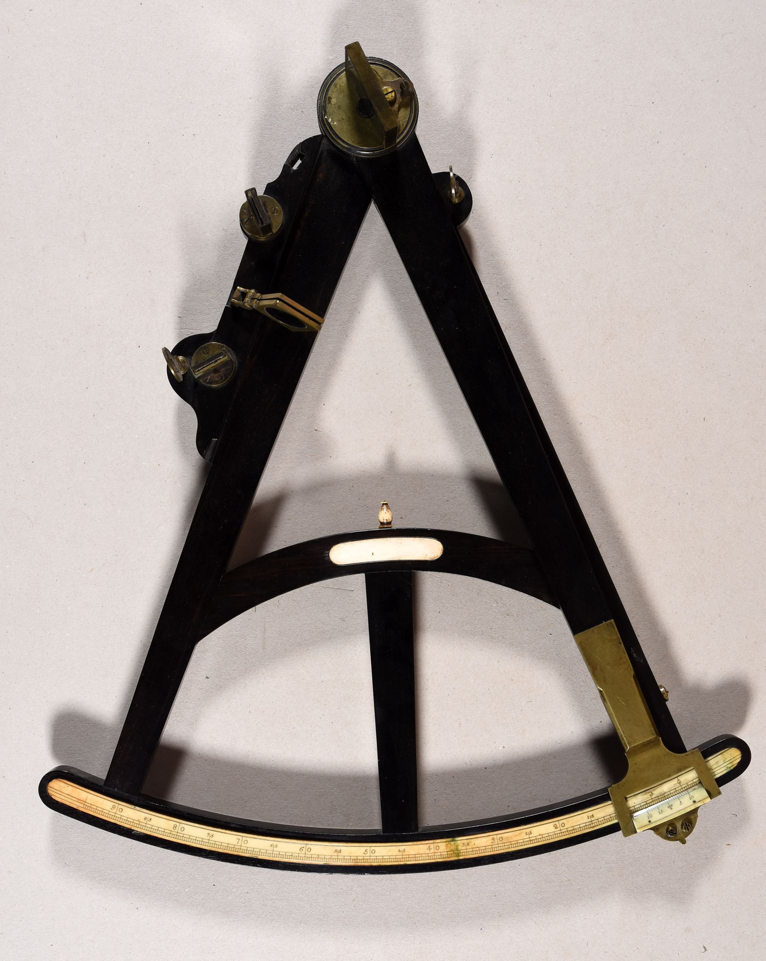 Null 令人印象深刻的乌木八分仪，带索引臂。18世纪 乌木，象牙，黄铜和镜子，49 x 42.5厘米，无签名。八角仪可能是由T. Watson（1767年）制&hellip;