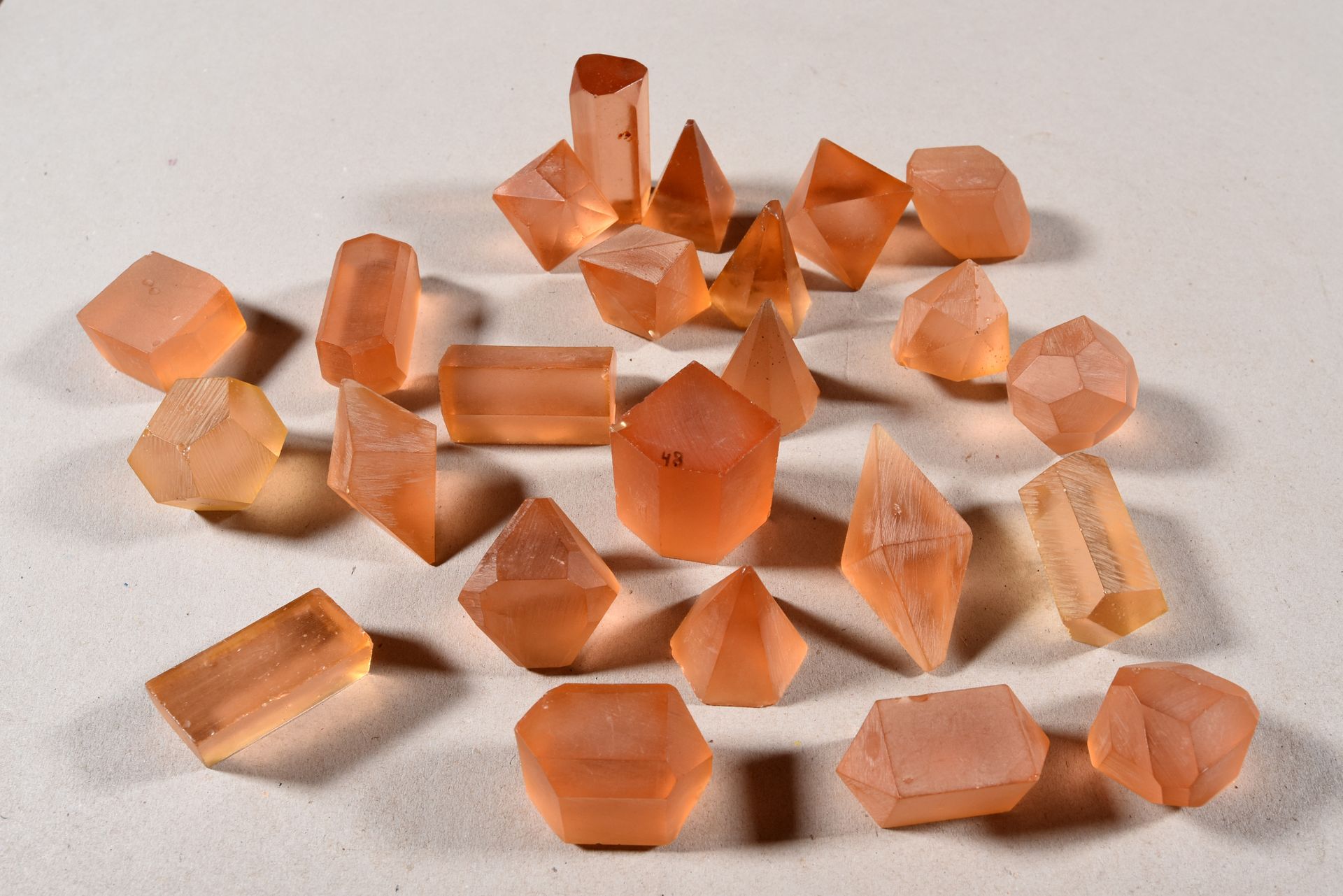 Null 带有晶体结构的盒子，估计是用于研究和教育目的。[科隆矿物学研究所] 19-20年代 41件陶器，25件树脂，1件木器（小缺陷）。木制框架。