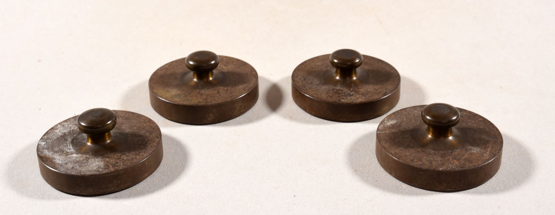 Null Rare set of 4 map weights. Metal, brass, lead, cured rubber (?), diam. 8 cm&hellip;