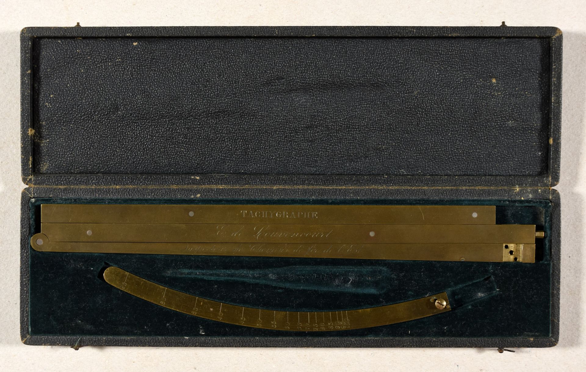 Null 一个罕见的测速仪。19世纪 铜，约25厘米，刻有印章和名字，有合页。装在天鹅绒衬里的盒子里。"Tachograph E. De Louvencourt&hellip;