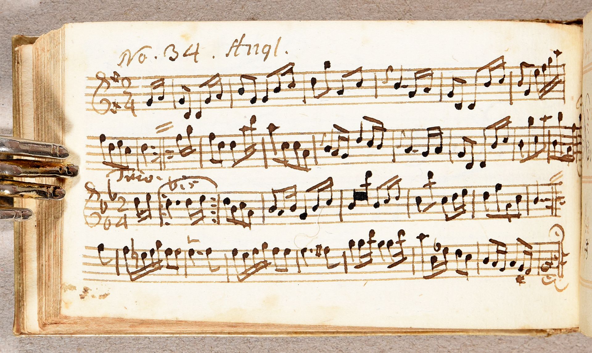 Null Tanzanleitungsheft mit Musiknoten. 18th c Obl. 12mo: 97 ff. Auf Papier, in &hellip;